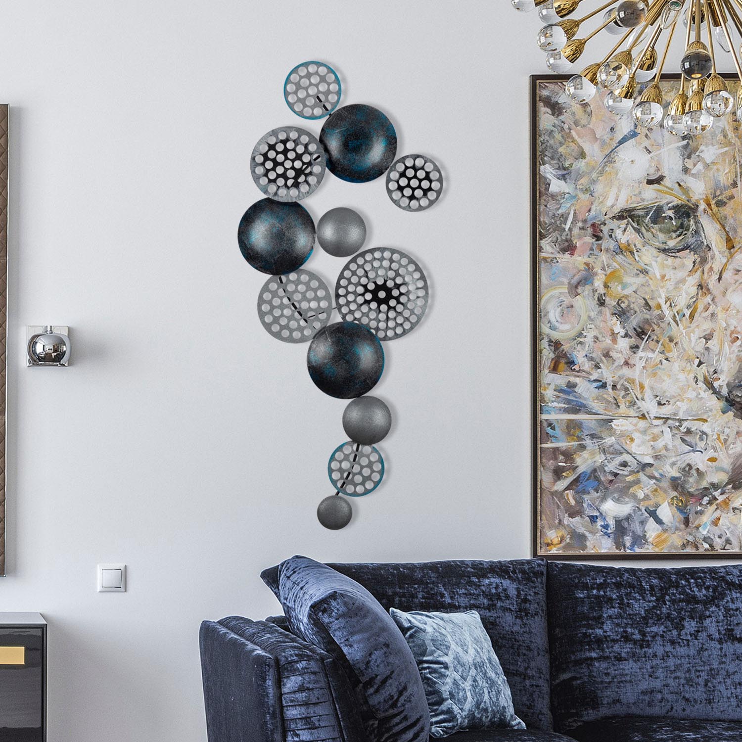 Verleihen Sie Ihrem Zuhause mit der mehrfarbigen Bronte Wanddeko von Wallity einen Hauch von Eleganz. Dieses exquisite Metallkunstwerk begeistert durch sein modernes Design und hochwertige Verarbeitung.