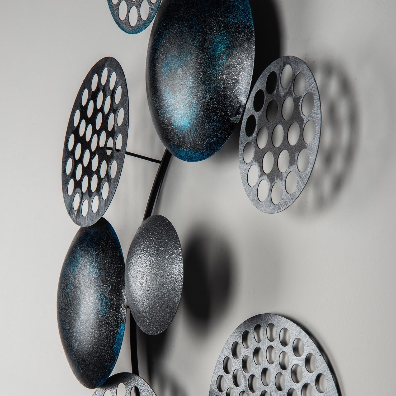 Gestalten Sie Ihre Wände neu mit der mehrfarbigen Bronte Wanddeko von Wallity. Elegantes Design und langlebige Materialien für ein stilvolles Zuhause.