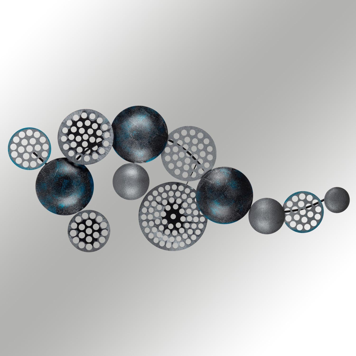 Verleihen Sie Ihrem Raum mit der mehrfarbigen Bronte Wanddeko von Wallity einen Hauch von Eleganz. Hochwertiges Metall und modernes Design für zeitlose Schönheit.