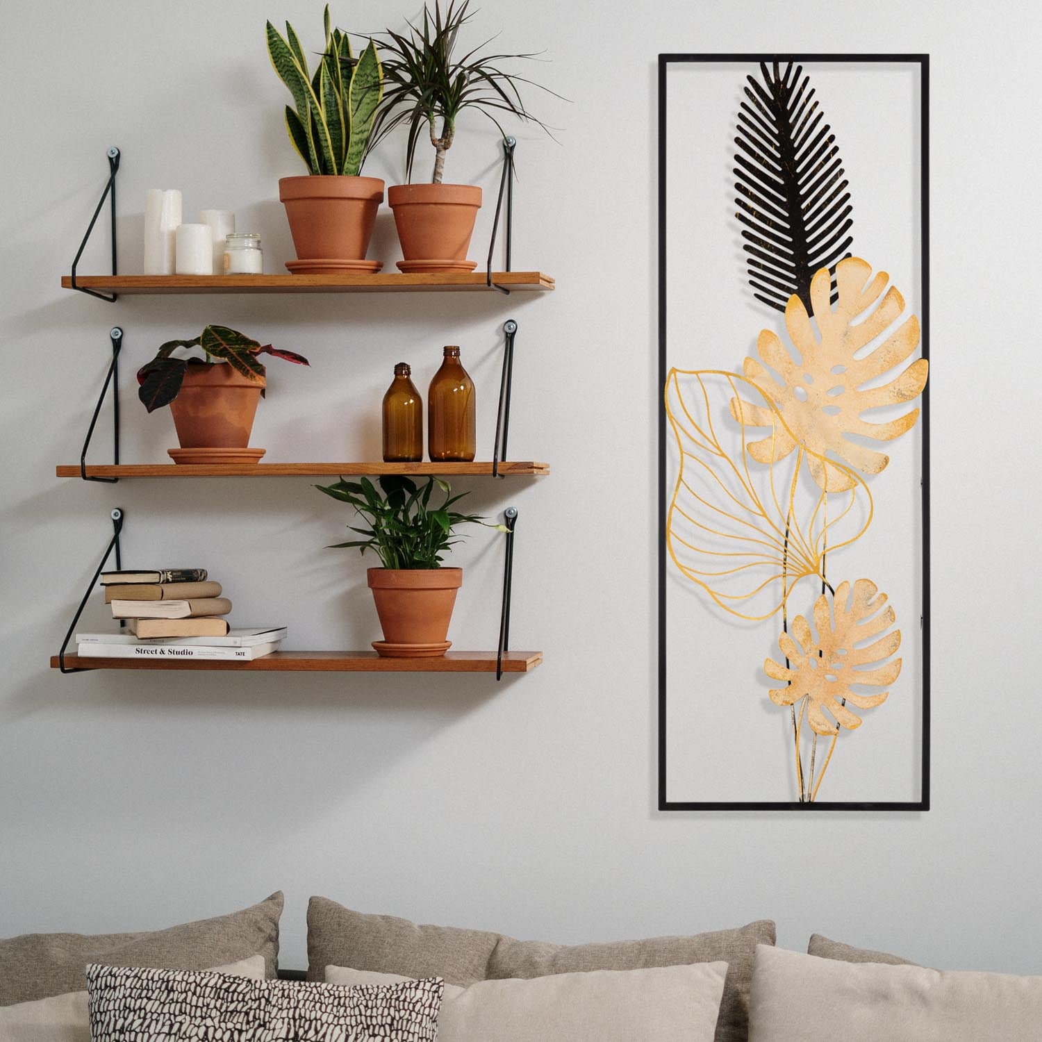 Entdecken Sie die Nazo Wanddeko von Wallity – ein stilvolles, mehrfarbiges Metall-Accessoire, das jeden Raum mit Eleganz und Charme bereichert.