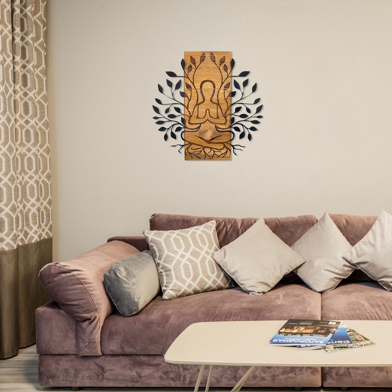 Verleihen Sie Ihrem Raum mit der einzigartigen Meditation Wanddeko aus Schwarznuss von Wallity einen Hauch von Eleganz und Stil.