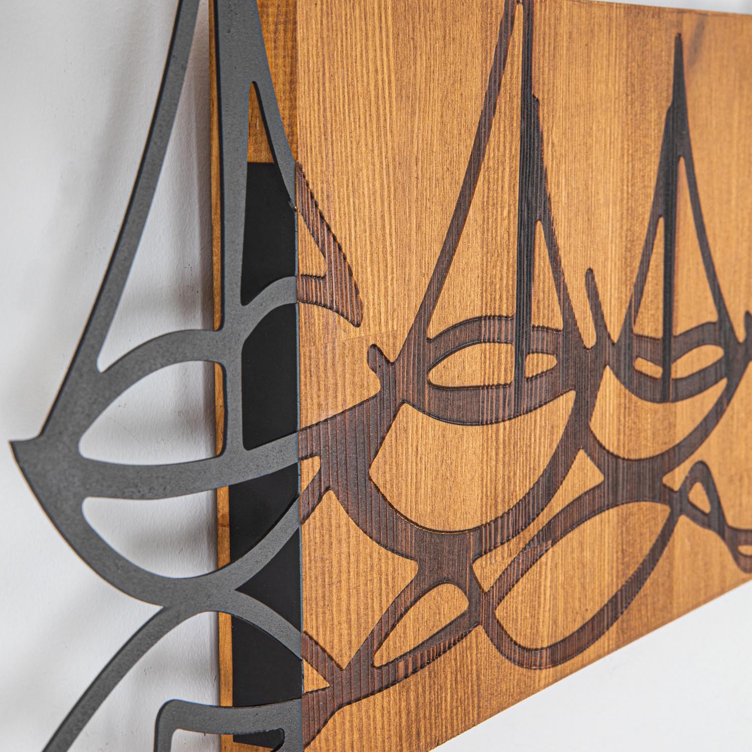 Entdecken Sie die Hawaii 2 Wanddeko von Wallity – ein elegantes Kunstwerk aus Metall und Holz, das jeden Raum mit seinem einzigartigen Design und warmen Farben bereichert.