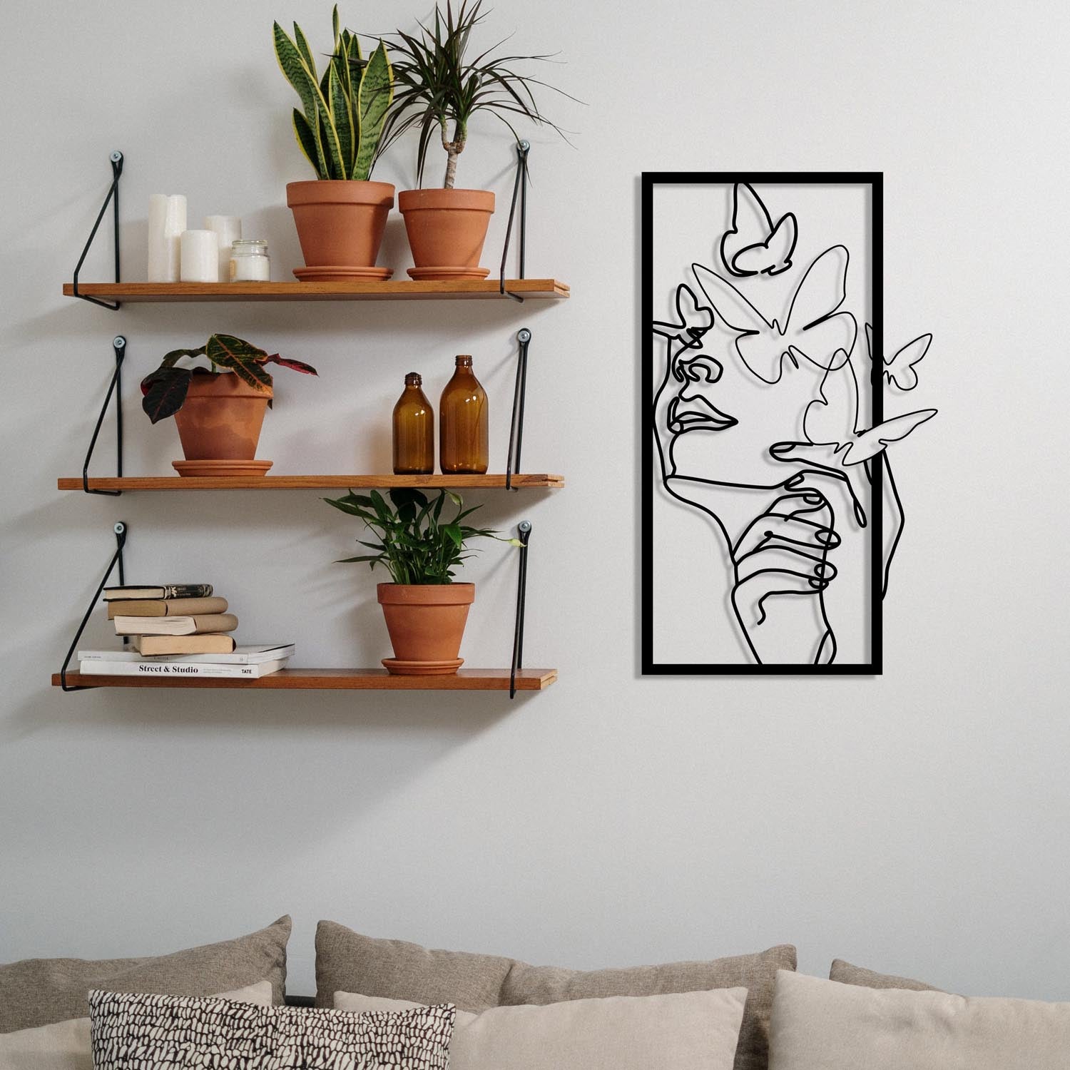 Verleihen Sie Ihrem Zuhause mit der Butterfly Face Female Wanddeko von Wallity in Schwarz einen Hauch von Eleganz und Stil. Ein zeitloses Metallkunstwerk!