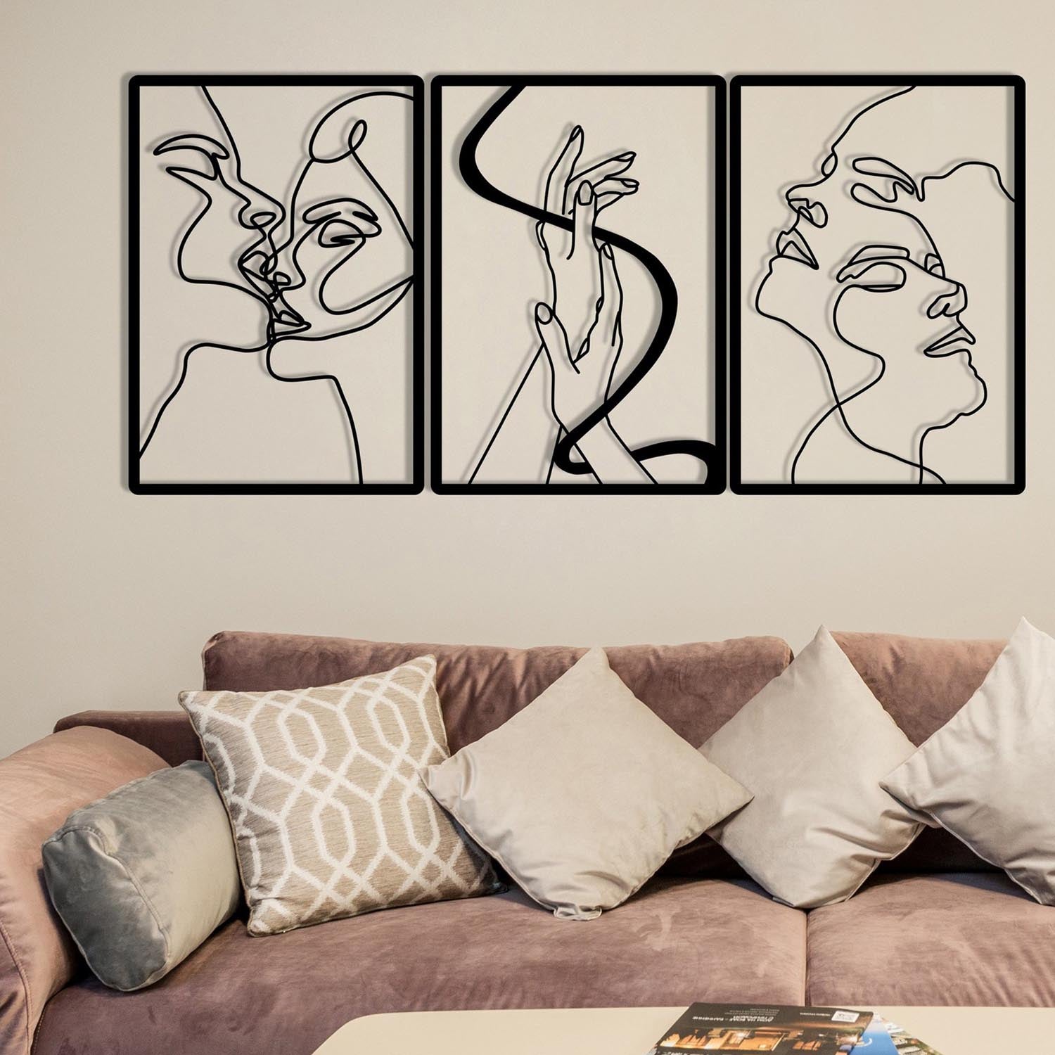 Entdecken Sie die elegante Wanddeko "The Unity Of Love" in Schwarz von Wallity. Verleihen Sie Ihrem Raum Stil und Persönlichkeit!