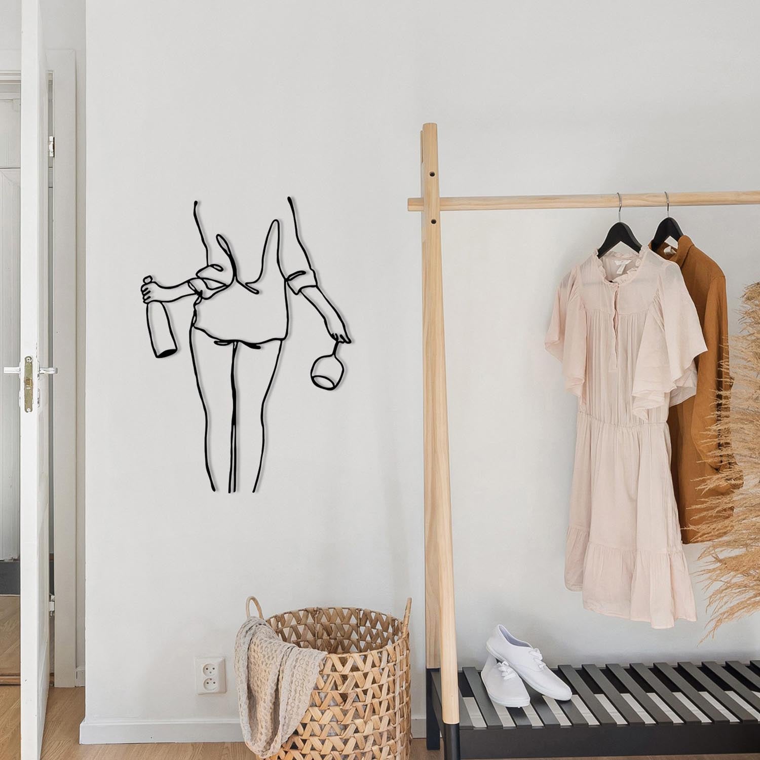 Verleihen Sie Ihrem Raum mit der eleganten Wine Night Wanddeko von Wallity einen Hauch von Raffinesse. Hochwertiges Metall, modernes Design!