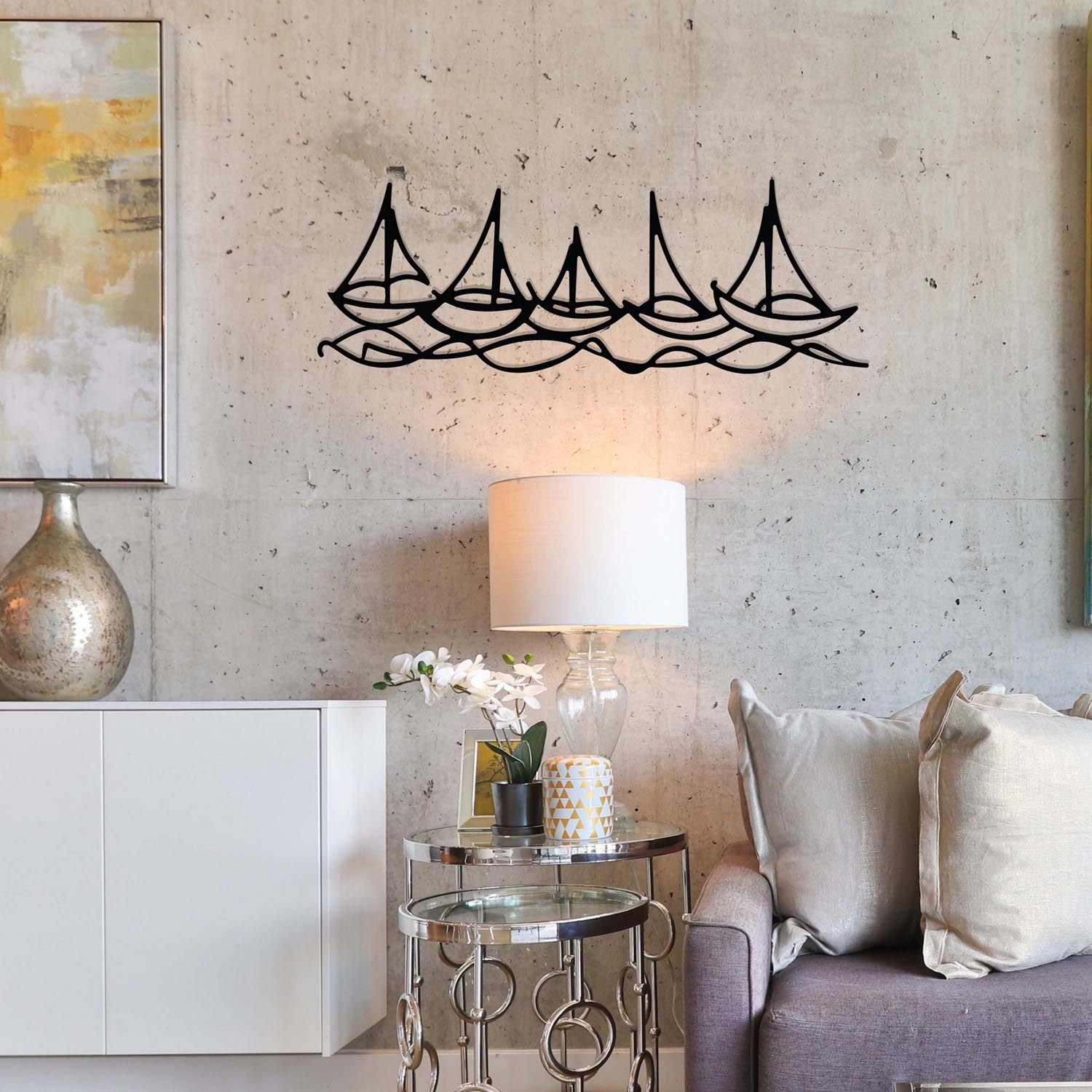 Verleihen Sie Ihrem Zuhause mit der schwarzen Wanddeko "Ships In Water" von Wallity einen Hauch von Eleganz. Ein zeitloses Metallkunstwerk für jeden Raum.
