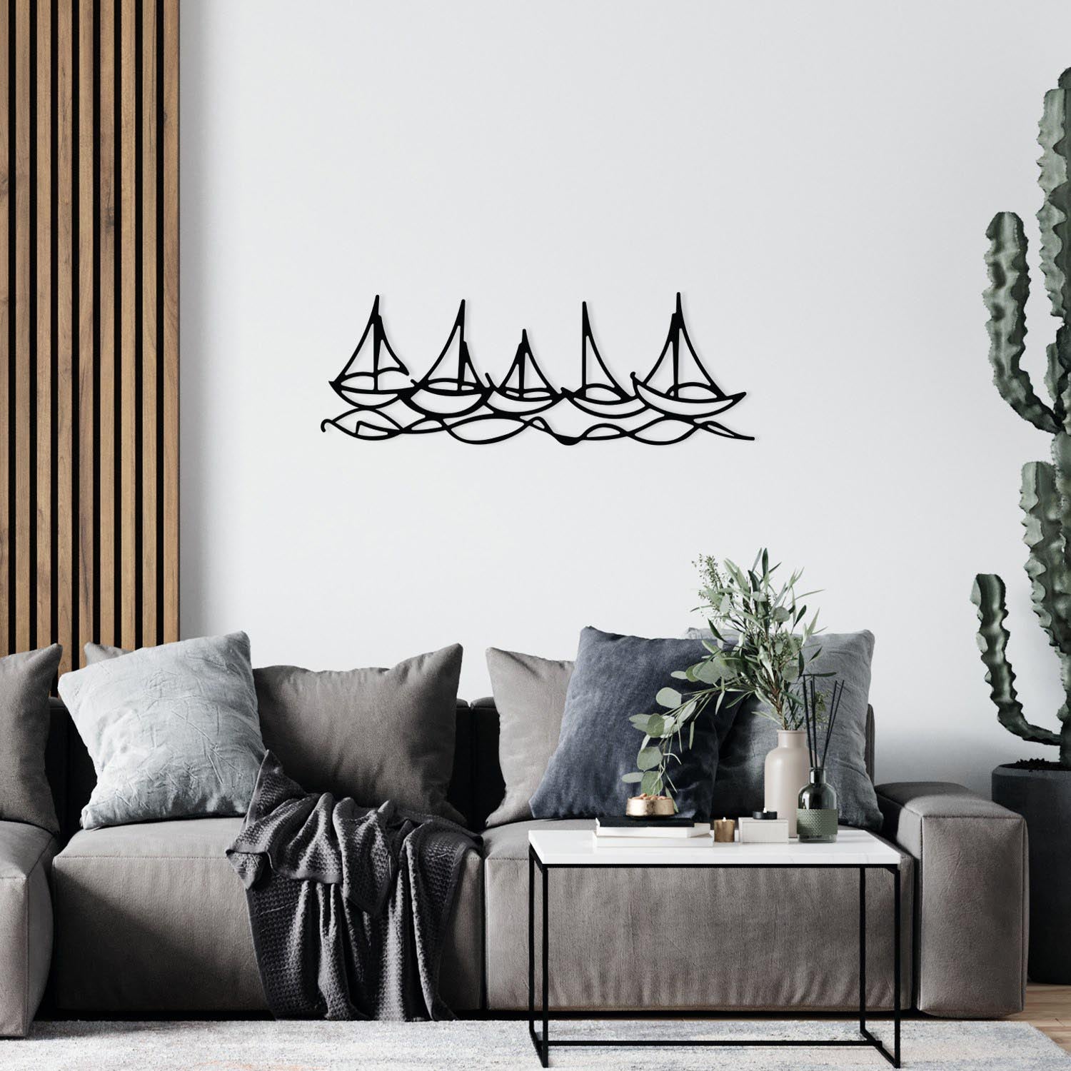 Entdecken Sie die stilvolle Wanddeko "Ships In Water" von Wallity. Dieses elegante Metallkunstwerk verleiht jedem Raum eine raffinierte Note.