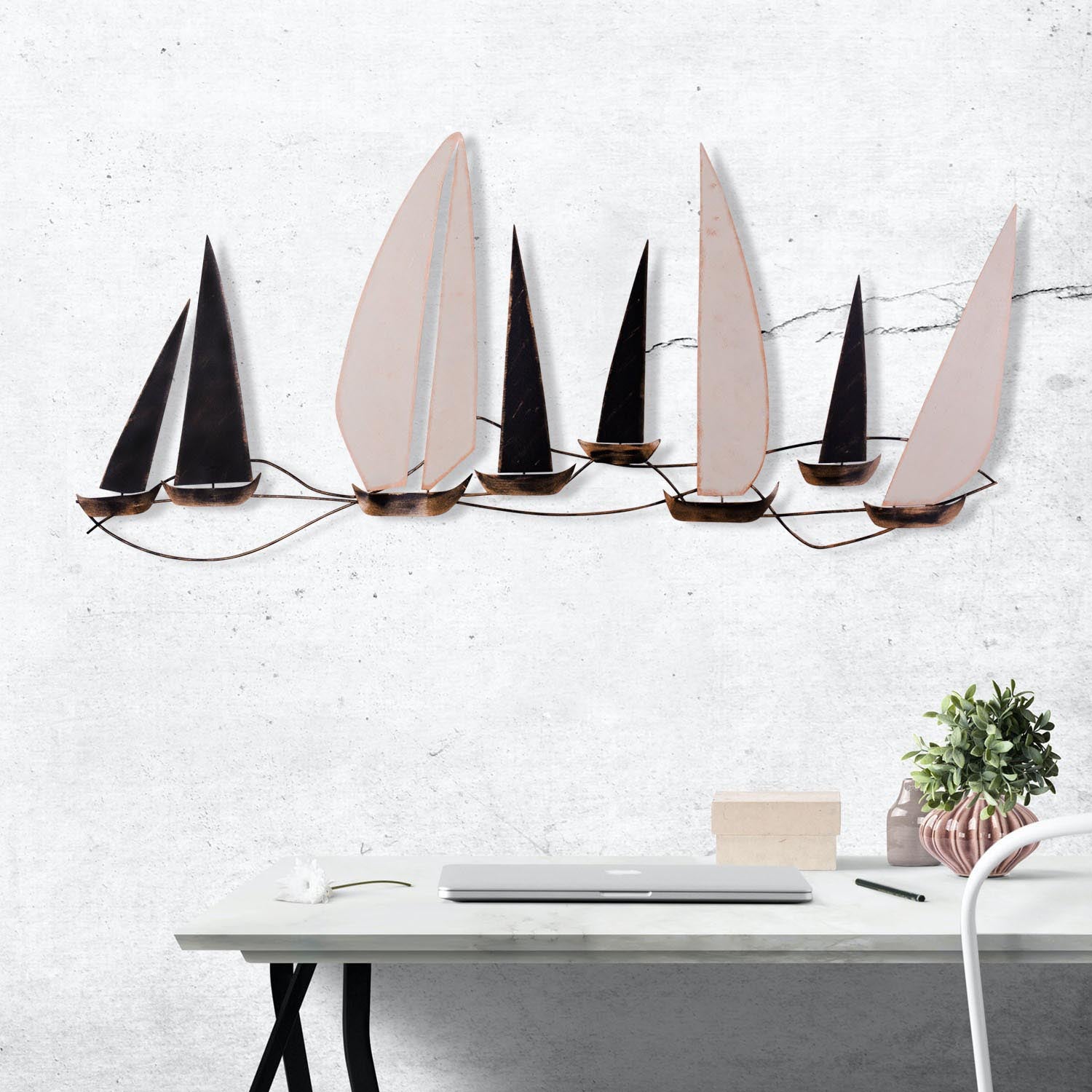 Verleihen Sie Ihrem Zuhause mit der Ocean Wanddeko von Wallity einen Hauch von Raffinesse. Handgefertigt aus hochwertigem Metall, beeindruckt dieses Kunstwerk durch sein modernes Design und seine Langlebigkeit.