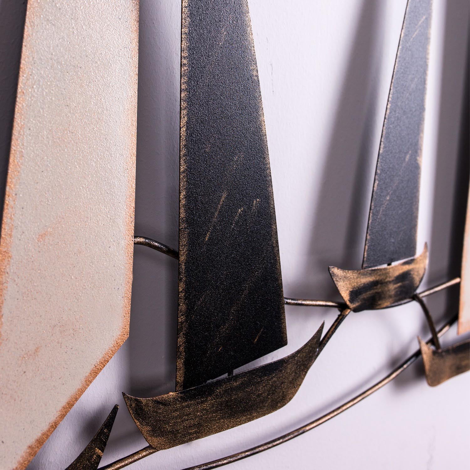 Entdecken Sie die Ocean Wanddeko von Wallity – ein handgefertigtes Metallkunstwerk, das jedem Raum Eleganz und Stil verleiht.