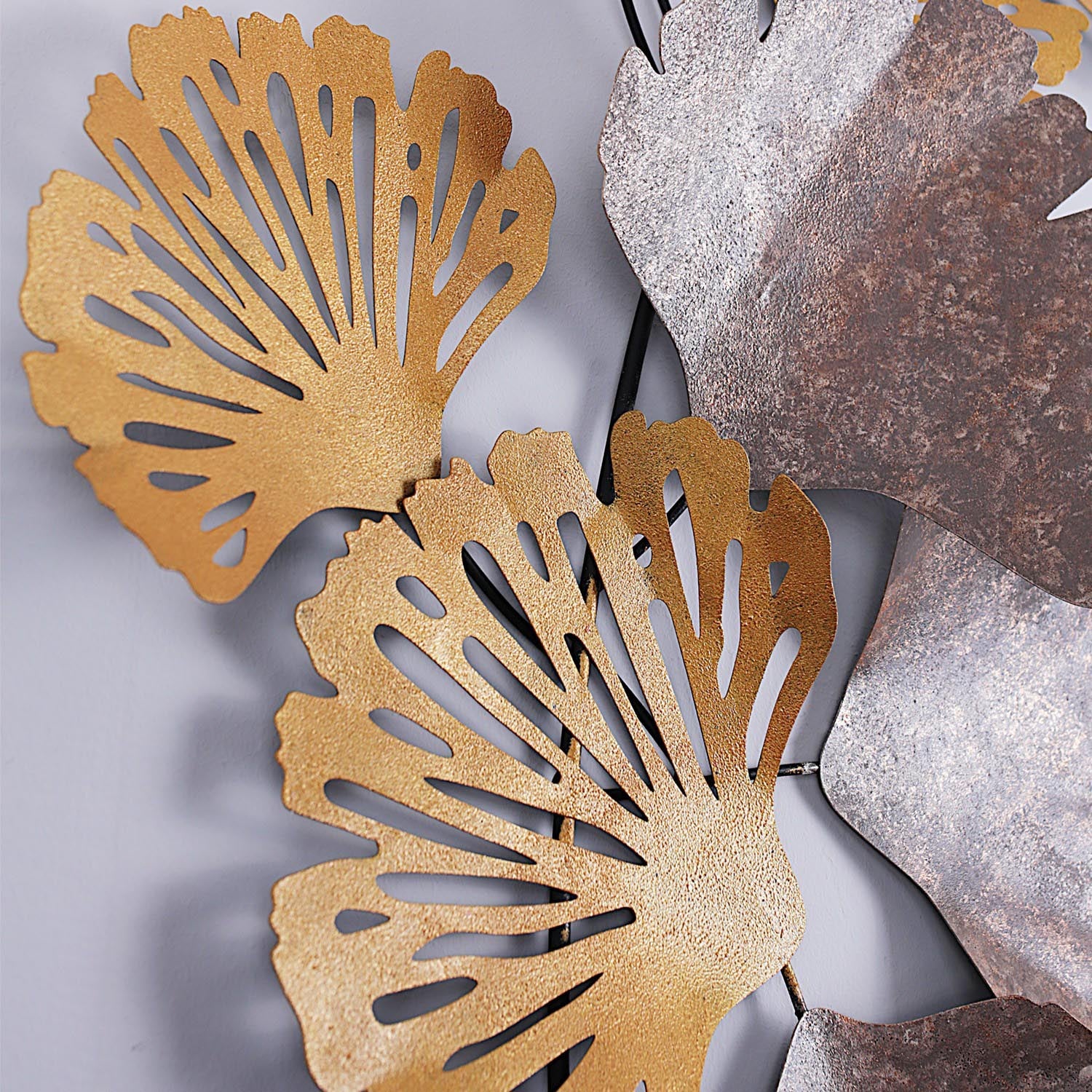 Verleihen Sie Ihrem Raum mit dem handgefertigten Wand-Accessoire Gergo von Wallity einen Hauch von Raffinesse und Stil – ein zeitloses Metallkunstwerk!