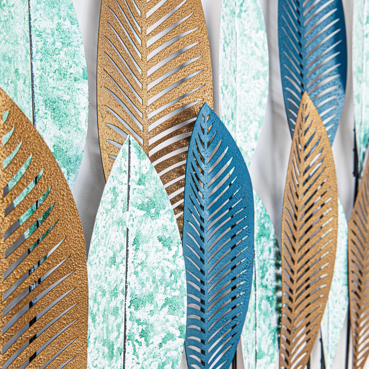 Entdecken Sie die mehrfarbige Bilge Wanddeko von Wallity – ein elegantes Metallkunstwerk, das jedem Raum Charakter und Stil verleiht.