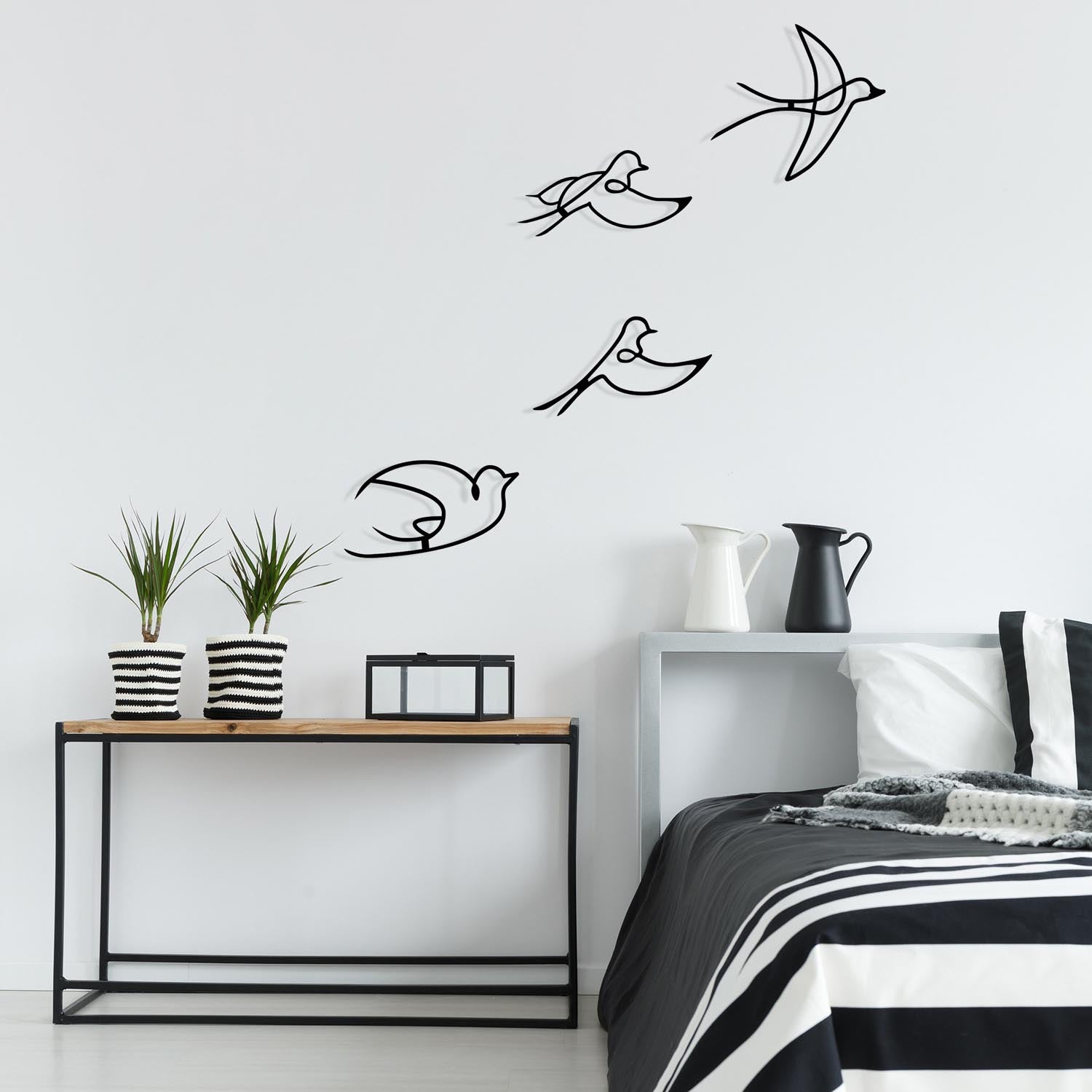 Verleihen Sie Ihrem Zuhause mit der eleganten Hope Wanddeko von Wallity einen Hauch von Kunst und Stil. Dieses schwarze Metallaccessoire begeistert durch seine zeitlose Schönheit und kreative Gestaltung.