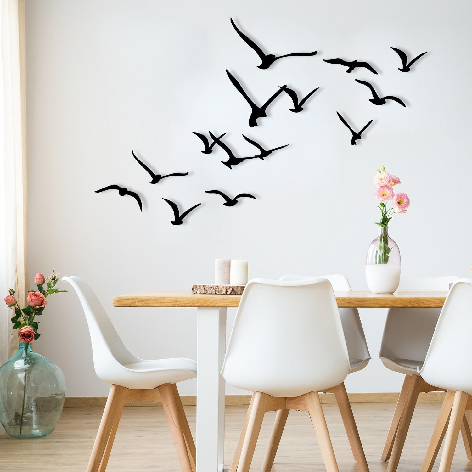 Verwandeln Sie Ihre Wände mit der Migration Wanddeko von Wallity. 11 einzigartige, elegante Vogel-Designs aus robustem Metall in stilvollem Schwarz.
