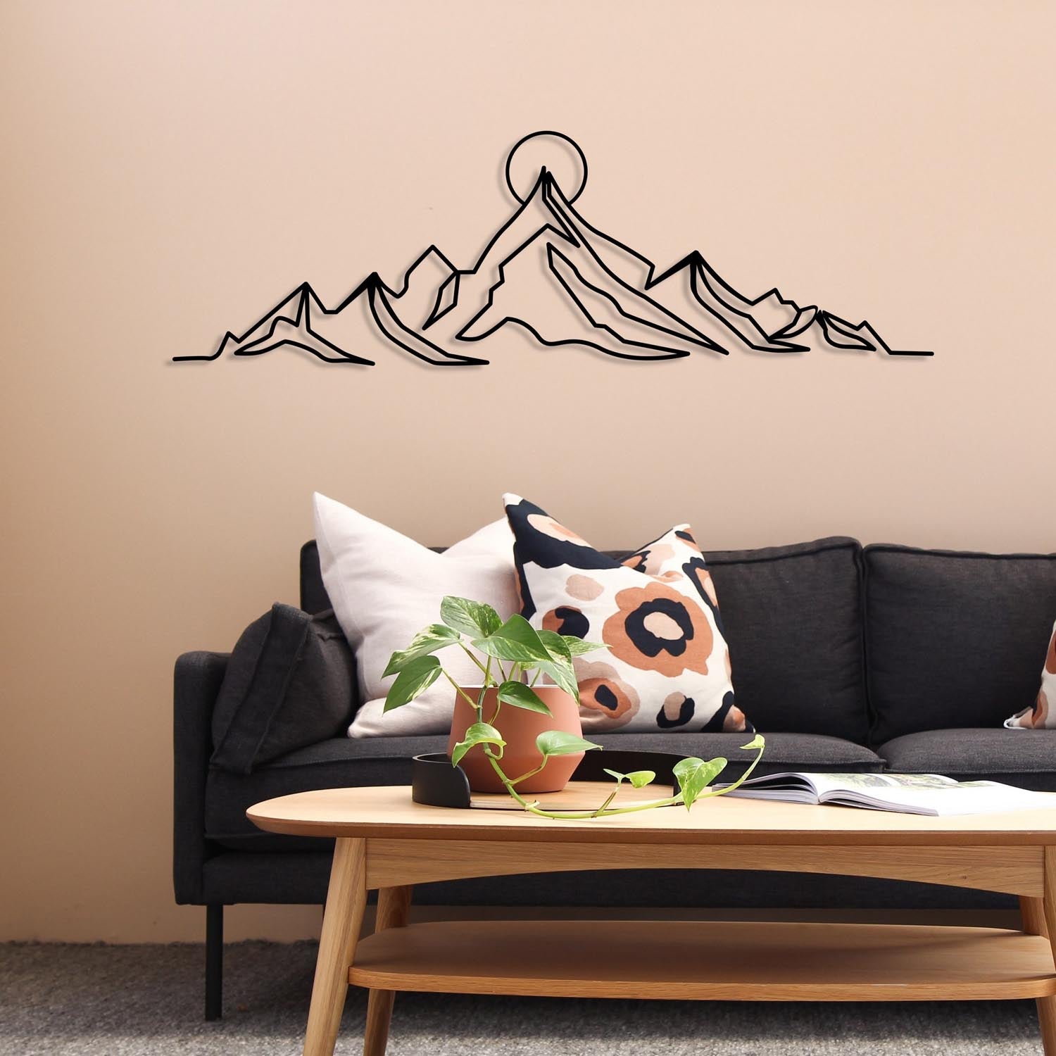 Entdecken Sie die Everest Wanddeko von Wallity – ein elegantes Metallkunstwerk, das jedem Raum Charakter und Stil verleiht. Ideal für kreative Akzente!