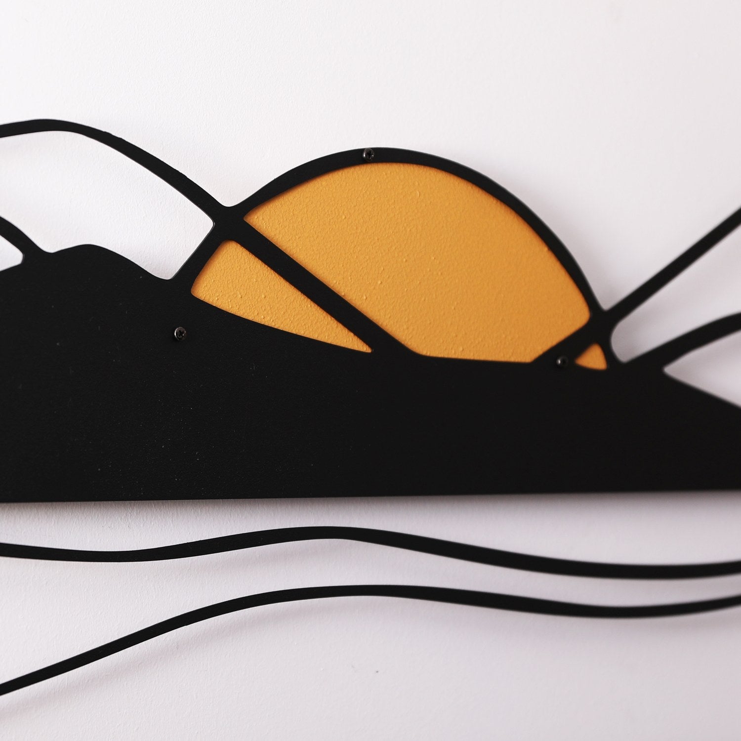 Gestalten Sie Ihre Wände neu mit der Cerro Wanddeko von Wallity. Dieses kunstvolle, mehrfarbige Metallstück bringt Stil und Raffinesse in jeden Raum!