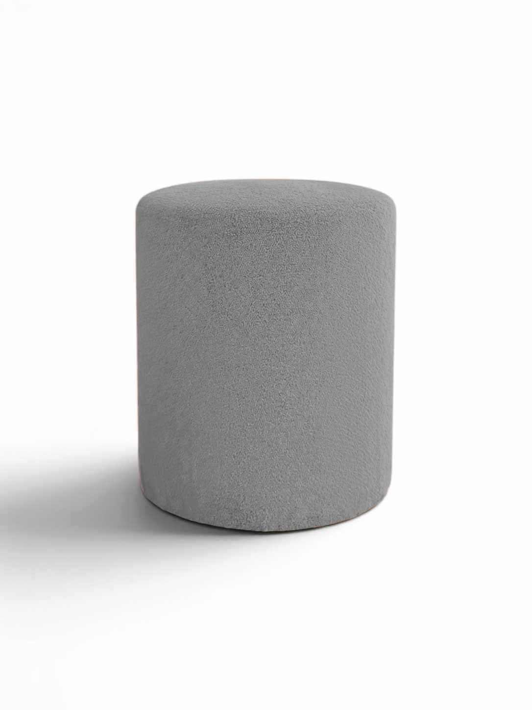 Runder grauer Pouf mit Wellsoft-Bezug, gepolsterter Sitzfläche und Kunststoffbeinen, Durchmesser 40 cm, Höhe 45 cm, freigestellt fotografiert.