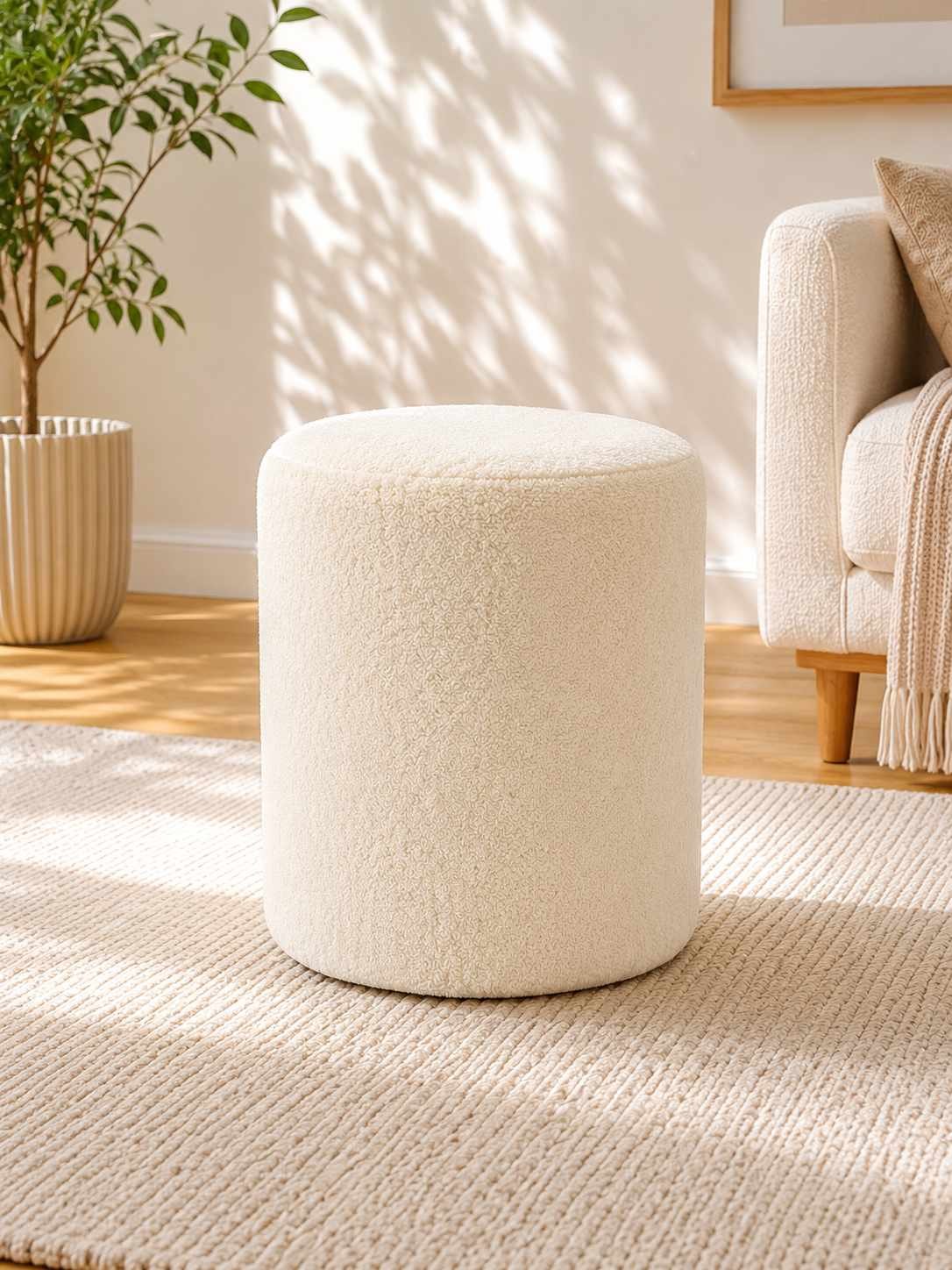 Runder Pouf in Creme mit Wellsoft-Bezug, Kunststoffbeinen und gepolsterter Sitzfläche, Durchmesser 40 cm, Höhe 45 cm.