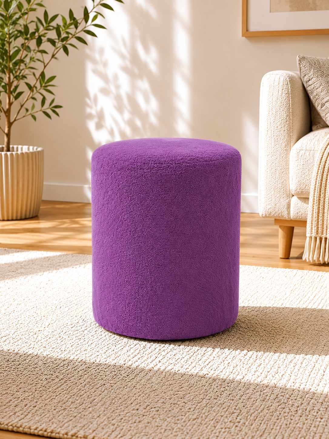 Runder Pouf in Flieder von Hanah Home mit Wellsoft-Stoffbezug, Kunststoffbeinen und gepolsterter Sitzfläche, Durchmesser 40 cm, Höhe 45 cm