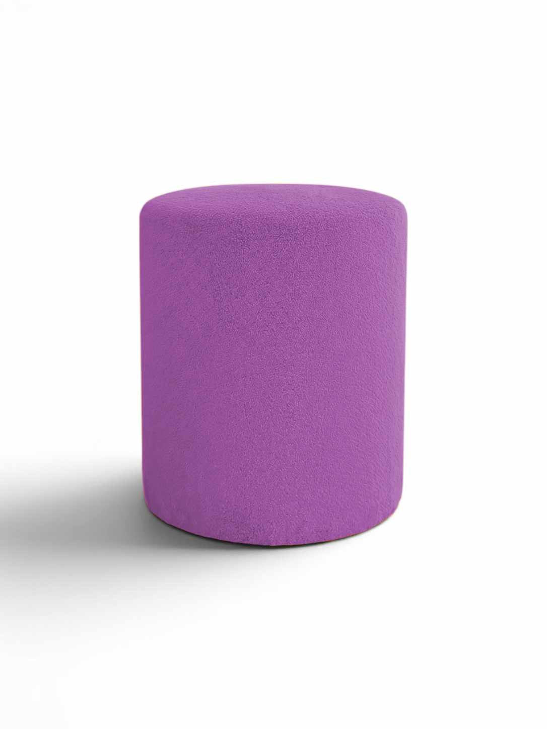 Runder Pouf in Flieder von Hanah Home mit Wellsoft-Stoffbezug, Kunststoffbeinen und gepolsterter Sitzfläche, Durchmesser 40 cm, Höhe 45 cm