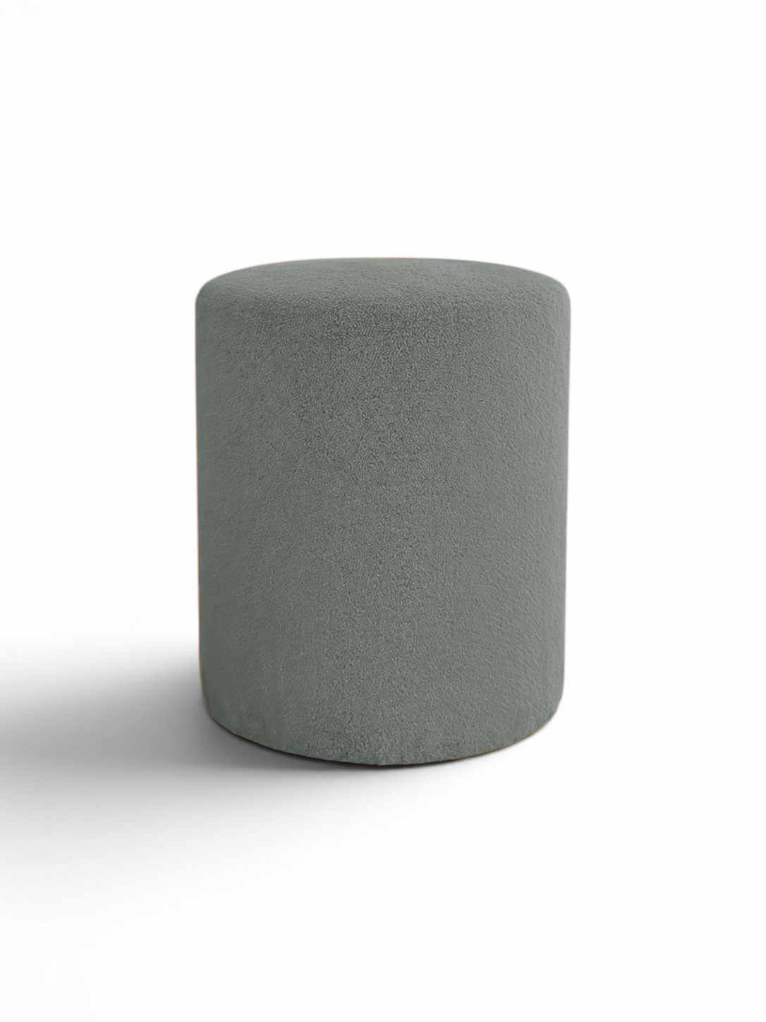 Runder Pouf in Steingrau mit Wellsoft-Stoffbezug, Spanplatten-Sitzfläche und kurzen Kunststoffbeinen, Durchmesser 40 cm, Höhe 45 cm.