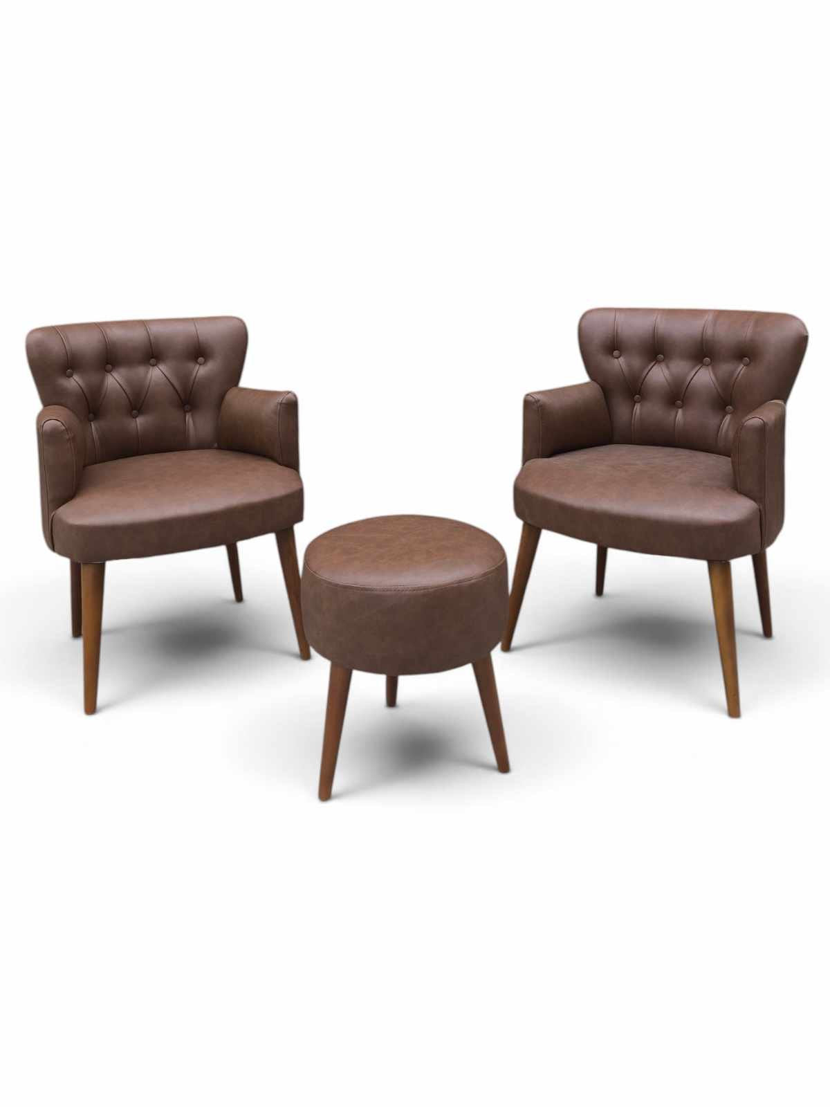 Braunes Ohrensessel-Set mit Hocker aus PU-Leder, Hainbuche-Beinen und gepolsterter Sitzfläche im klassischen Wing-Chair-Design von Hanah Home.