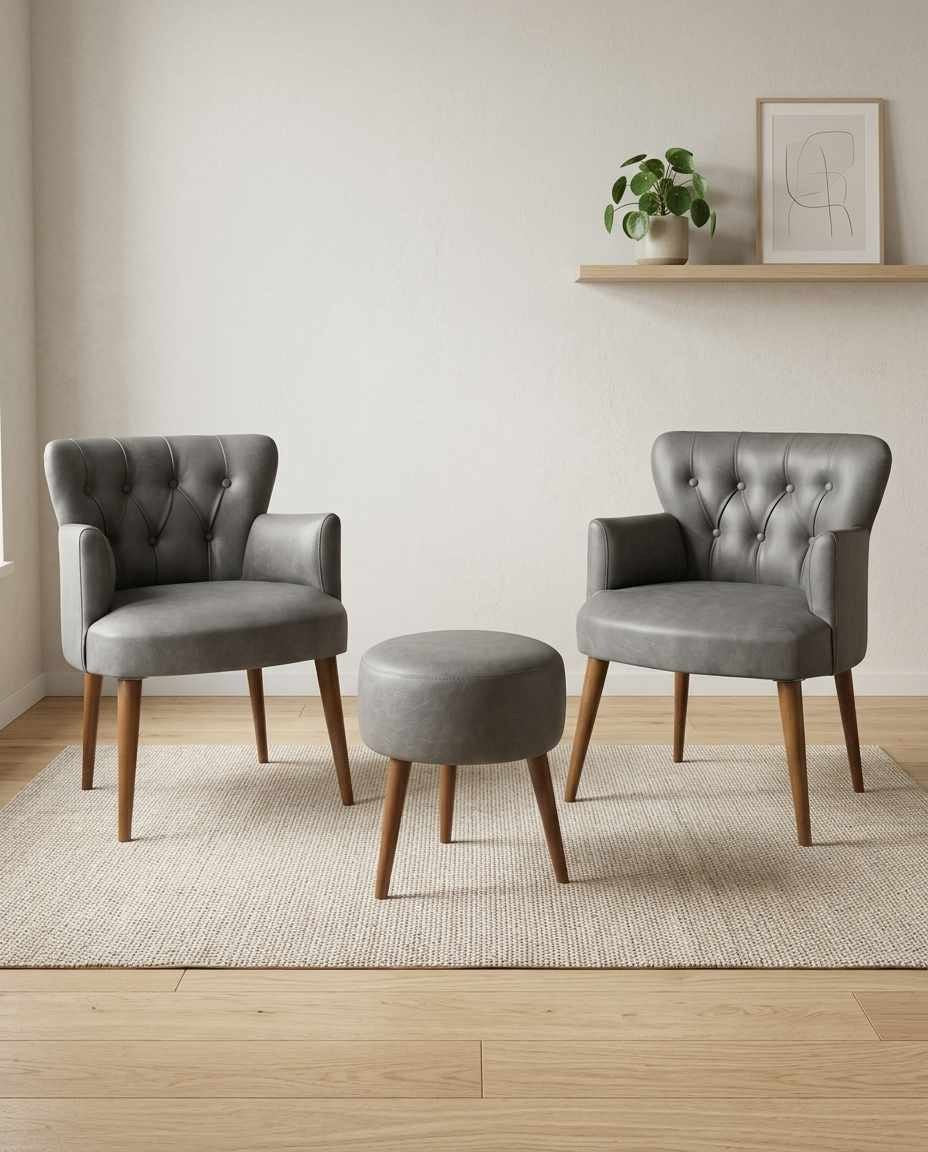 Grauer Ohrensessel mit passendem Hocker, Bezug aus PU-Leder, Beine aus Hainbuche, dreiteiliges Wing-Chair-Set von Hanah Home.
