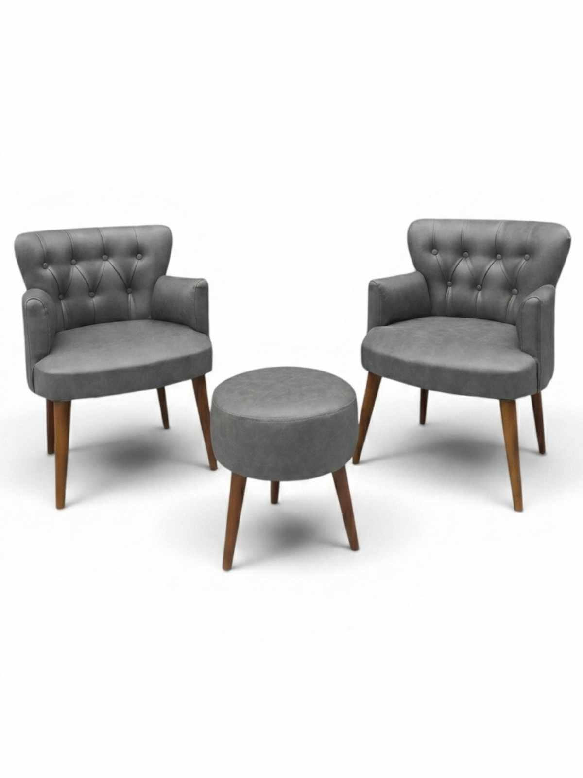 Grauer Ohrensessel mit passendem Hocker, Bezug aus PU-Leder, Beine aus Hainbuche, dreiteiliges Wing-Chair-Set von Hanah Home.