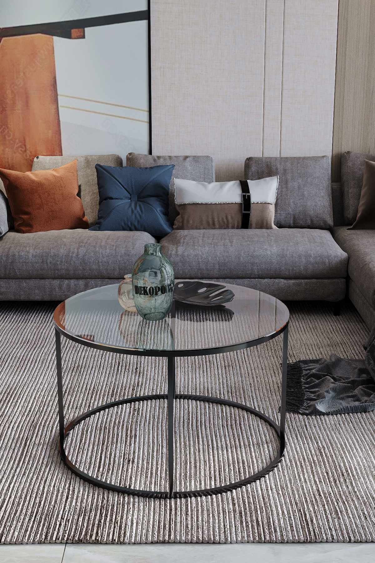 Runder Couchtisch mit schwarzem Eisengestell und runder Sicherheitsglasplatte, Durchmesser 75 cm, Höhe 45 cm, freistehend im Raum.