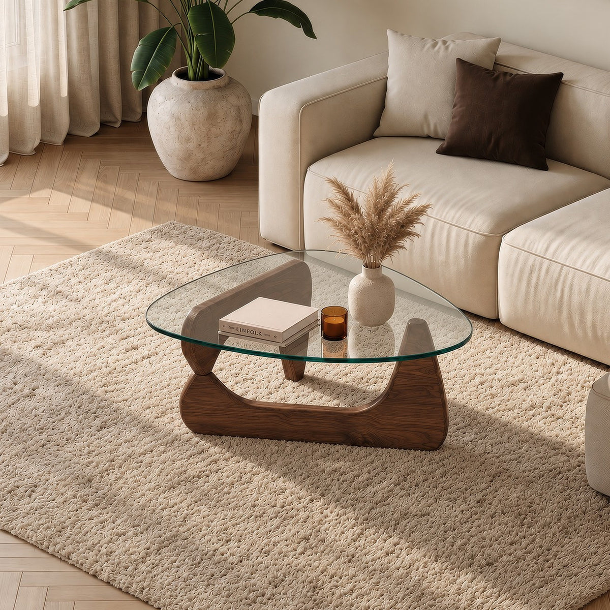 Couchtisch Asimetrik Table in Nussbaum mit Tischplatte aus gehärtetem Glas und Beinen aus Kiefernholz, asymmetrisches Design von Hanah Home.