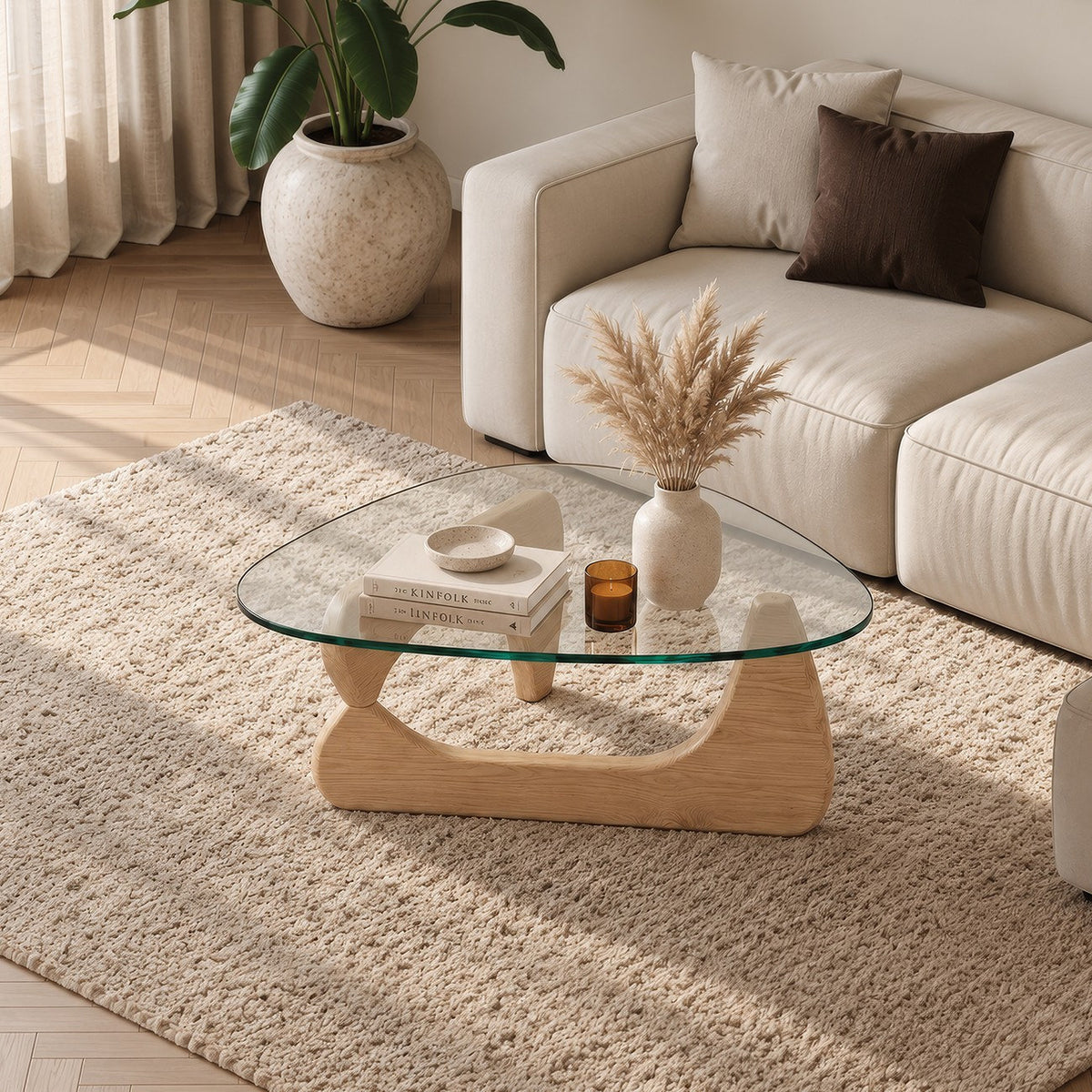 Couchtisch Asimetrik Table von Hanah Home in Natur, mit Tischplatte aus gehärtetem Glas und asymmetrischen Beinen aus Kiefernholz.