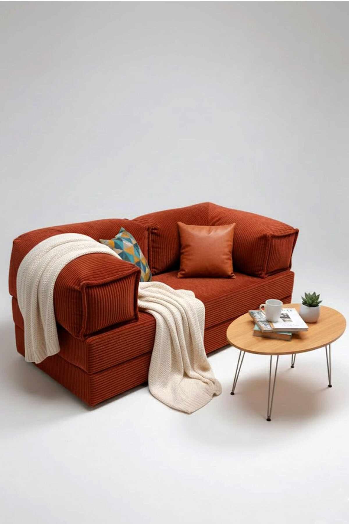 Zweisitzer-Sofa Milano in Ziegelrot mit Bezug aus Polyester und Leinen, abgerundeten Armlehnen und zwei losen Kissen.