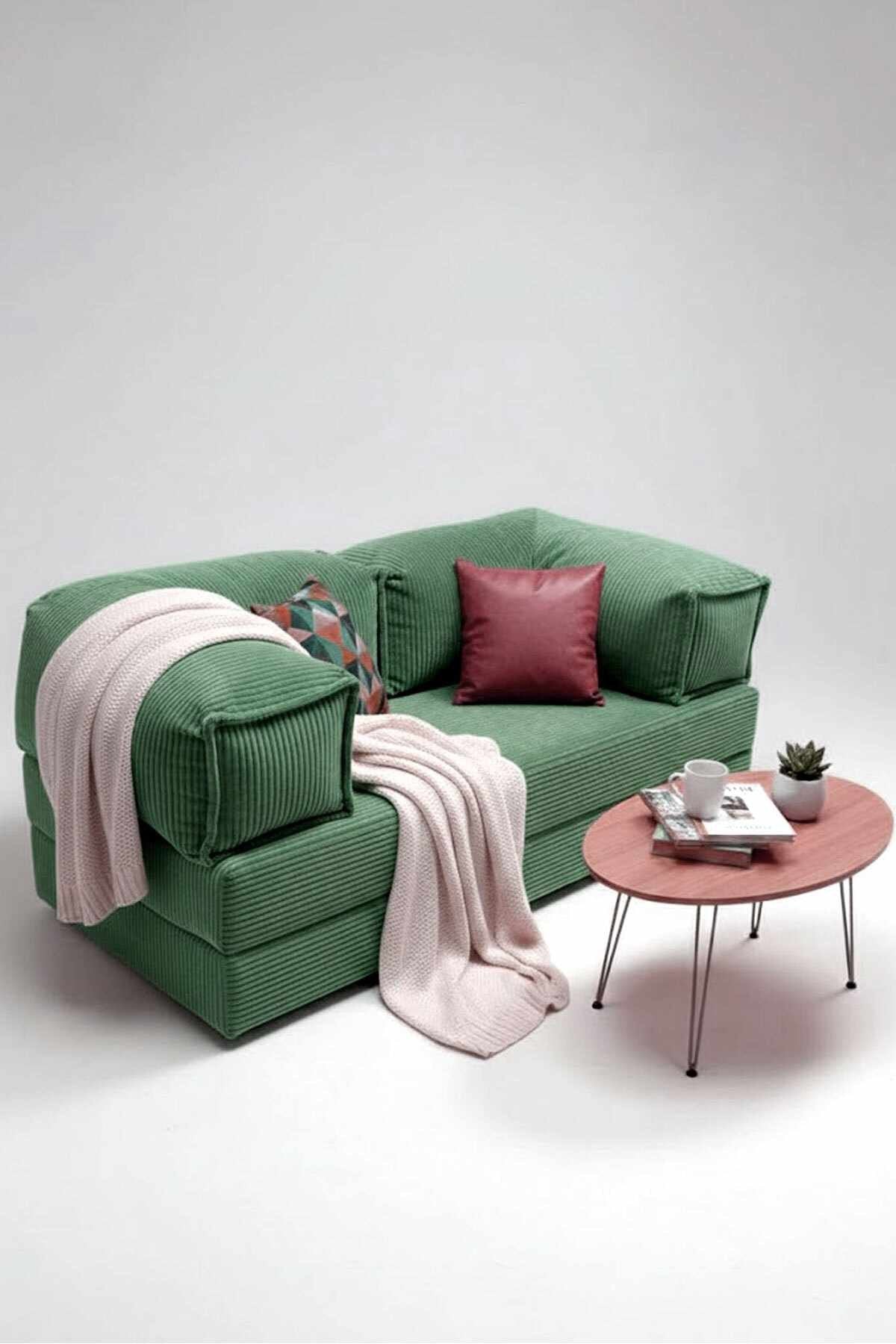 Grünes 2-Sitzer Sofa Milano von Hanah Home mit Bezug aus Polyester und Leinen, zwei Kissen und rutschfester Sohle auf hellem Hintergrund.