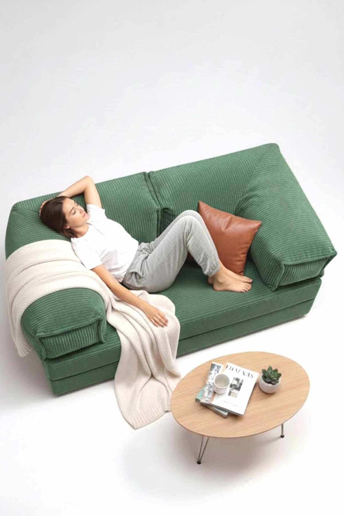 Grünes 2-Sitzer Sofa Milano von Hanah Home mit Bezug aus Polyester und Leinen, zwei Kissen und rutschfester Sohle auf hellem Hintergrund.
