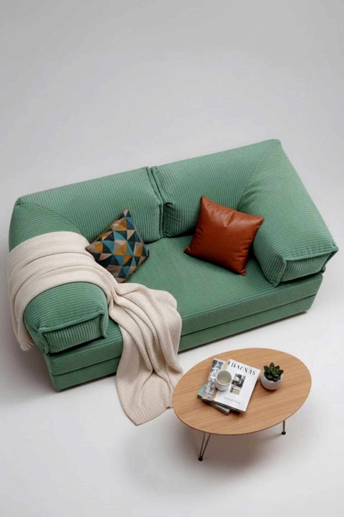 Grünes 2-Sitzer Sofa Milano von Hanah Home mit Bezug aus Polyester und Leinen, zwei Kissen und rutschfester Sohle auf hellem Hintergrund.