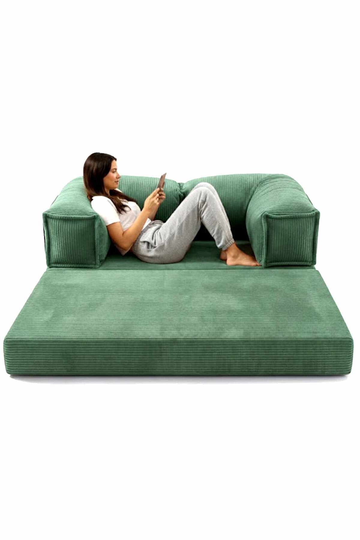 Grünes 2-Sitzer Sofa Milano von Hanah Home mit Bezug aus Polyester und Leinen, zwei Kissen und rutschfester Sohle auf hellem Hintergrund.