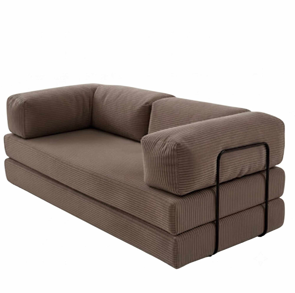 Dreisitzer-Sofa Inci in Mink mit Polyester-Leinen-Bezug, zwei Kissen, vier Eisen-Stützstreben und rutschfester Sohle auf hellem Untergrund.