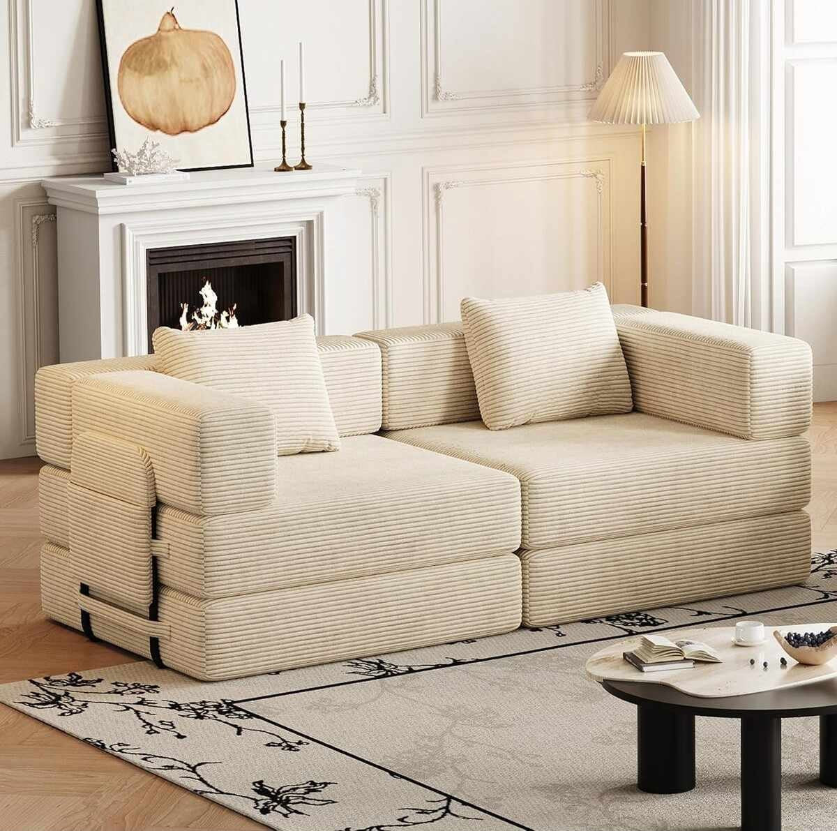 Cremefarbenes 3-Sitzer Schlafsofa aus Polyester/Leinen mit Eisengestell, zwei Kissen und ausziehbarer Liegefläche in Türkei produziert.