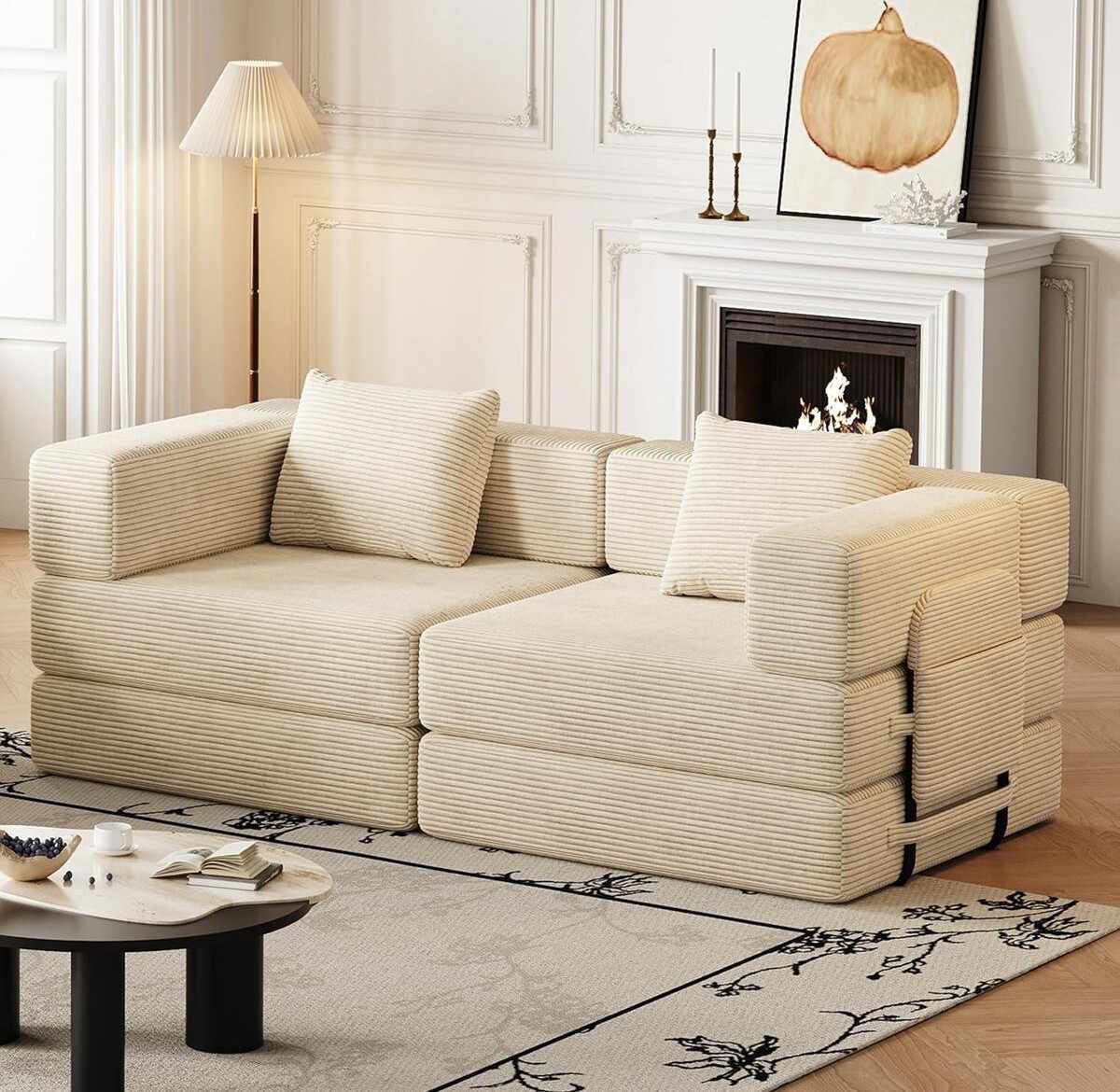 Cremefarbenes 3-Sitzer Schlafsofa aus Polyester/Leinen mit Eisengestell, zwei Kissen und ausziehbarer Liegefläche in Türkei produziert.