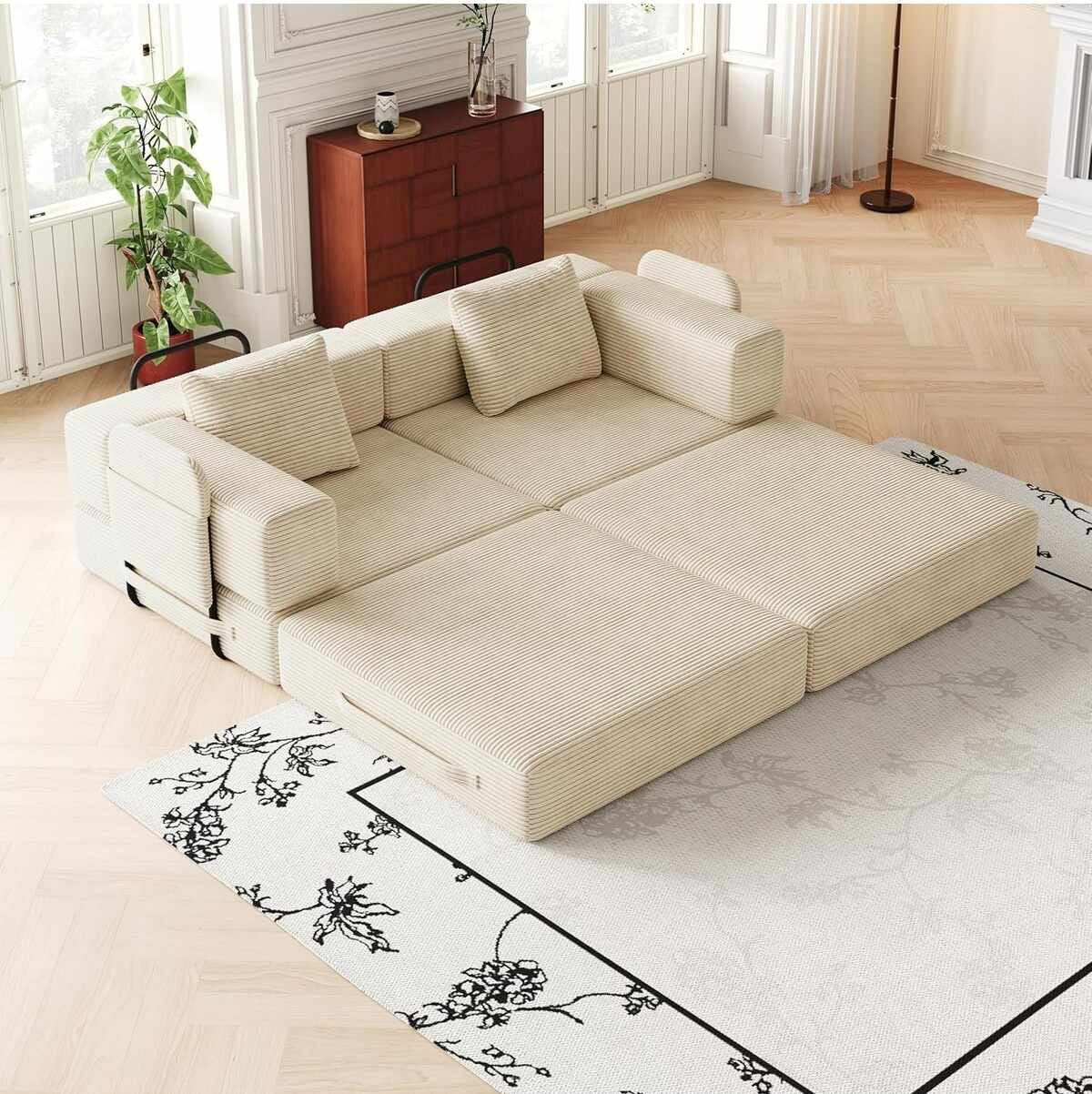 Cremefarbenes 3-Sitzer Schlafsofa aus Polyester/Leinen mit Eisengestell, zwei Kissen und ausziehbarer Liegefläche in Türkei produziert.