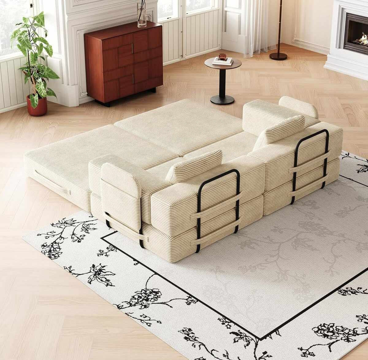 Cremefarbenes 3-Sitzer Schlafsofa aus Polyester/Leinen mit Eisengestell, zwei Kissen und ausziehbarer Liegefläche in Türkei produziert.