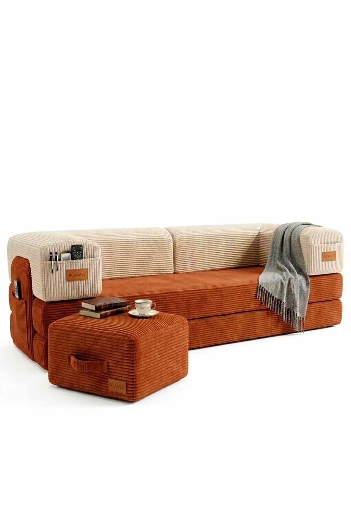 Dreisitzer-Schlafsofa aus Polyester-Leinen-Stoff in Ziegelrot und Creme mit vier Kissen und passendem Hocker, sichtbare Eisen-Stützstreben.