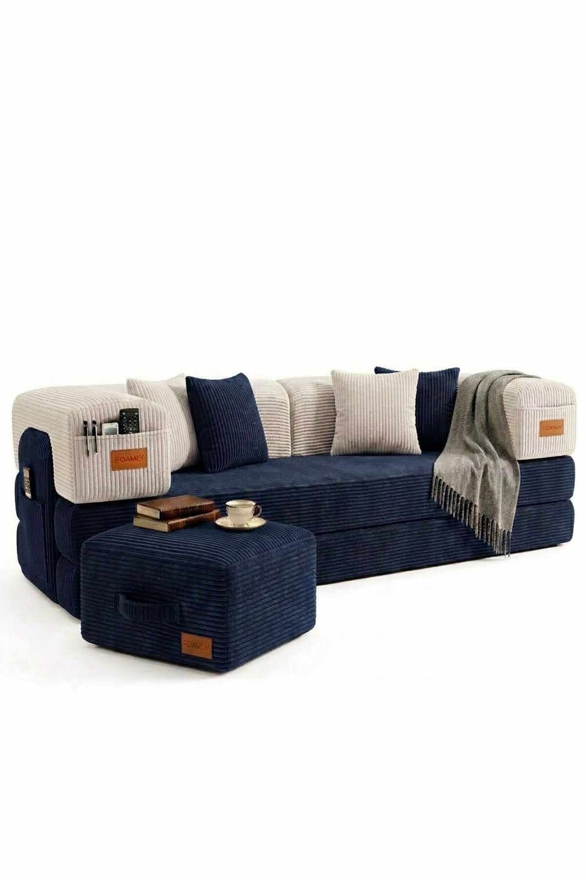 Dunkelblaues 3-Sitzer Schlafsofa mit cremefarbenen Kissen, Bezug aus Polyester und Leinen, Eisenstützen und ausklappbarer Liegefläche.