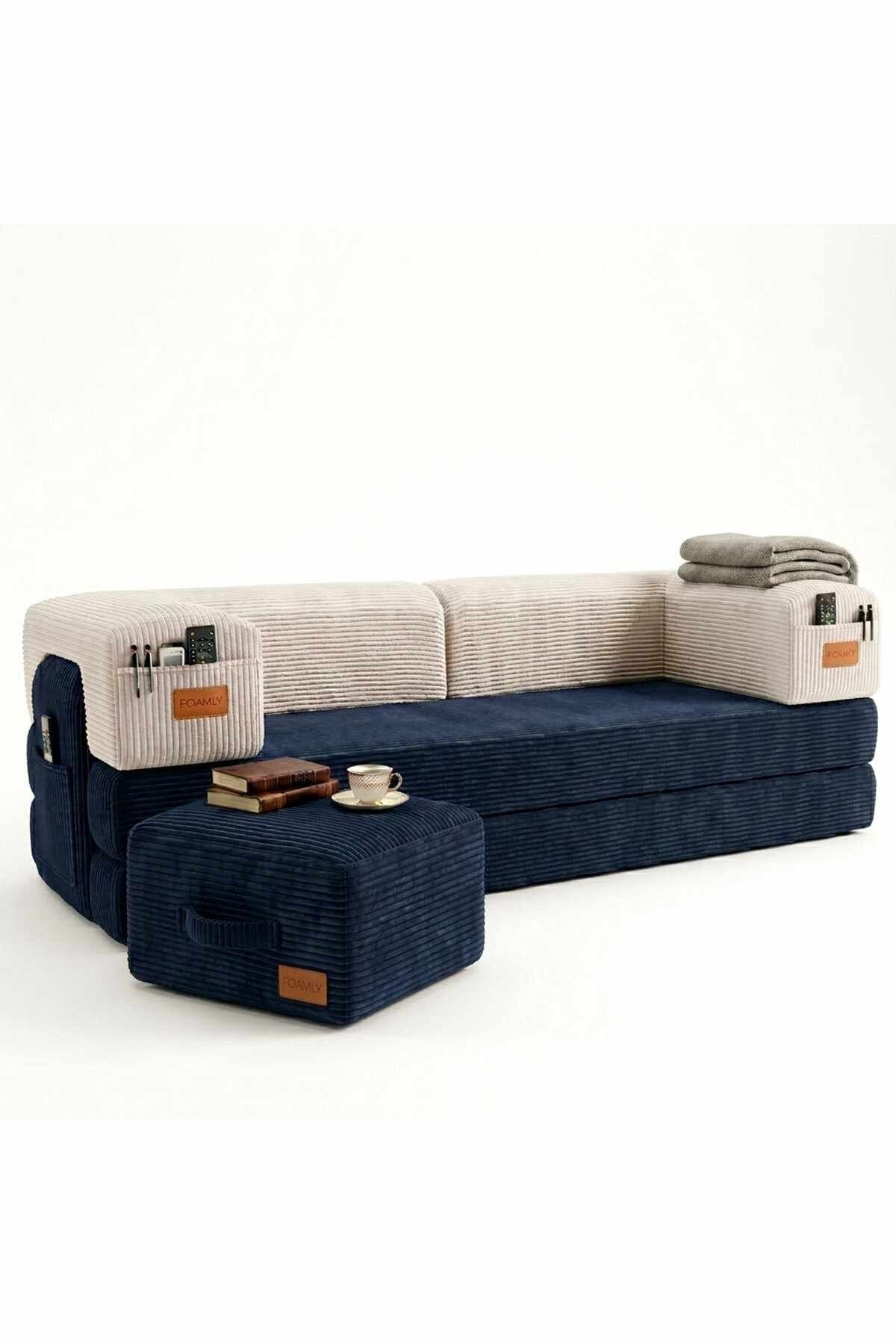 Dunkelblaues 3-Sitzer Schlafsofa mit cremefarbenen Kissen, Bezug aus Polyester und Leinen, Eisenstützen und ausklappbarer Liegefläche.