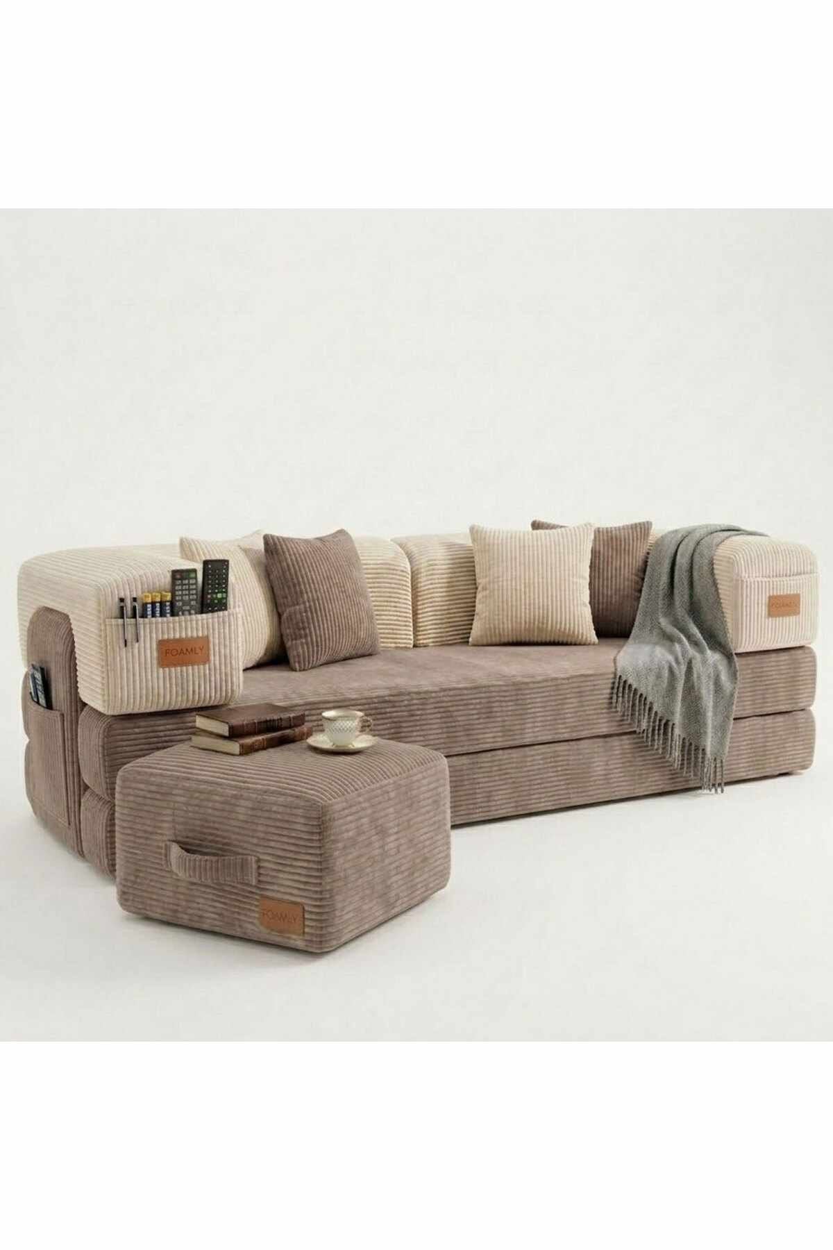Foto eines 3-Sitzer Schlafsofas in Mink und Creme aus Polyester-Leinen-Stoff mit vier Kissen und passendem Hocker, ausgeklappt als Bett sichtbar.
