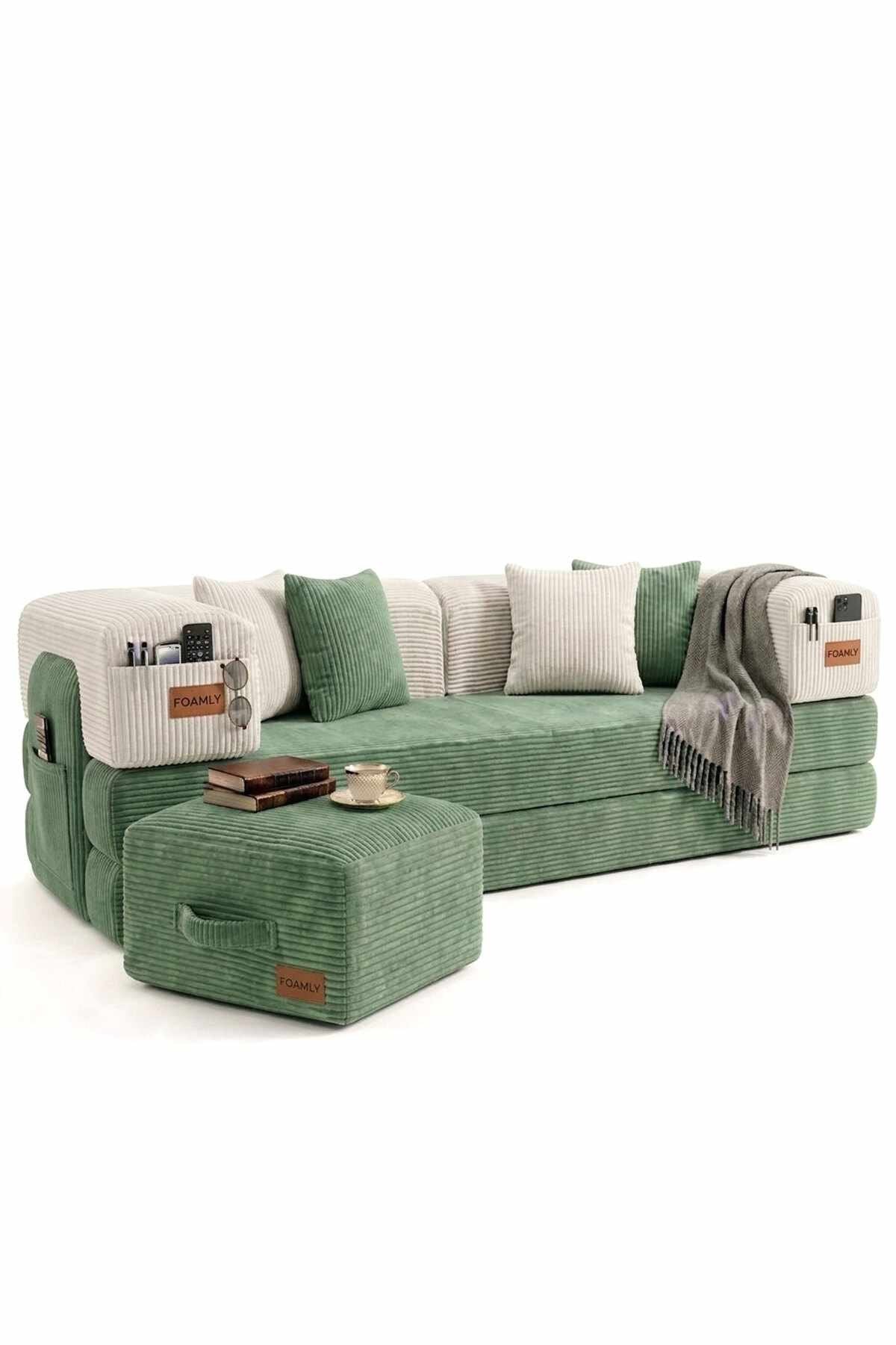 Dreisitzer-Schlafsofa in Mint und Creme mit Polyester-Leinen-Bezug, vier Kissen und passendem Hocker, ausgeklappt als Bettfläche sichtbar.