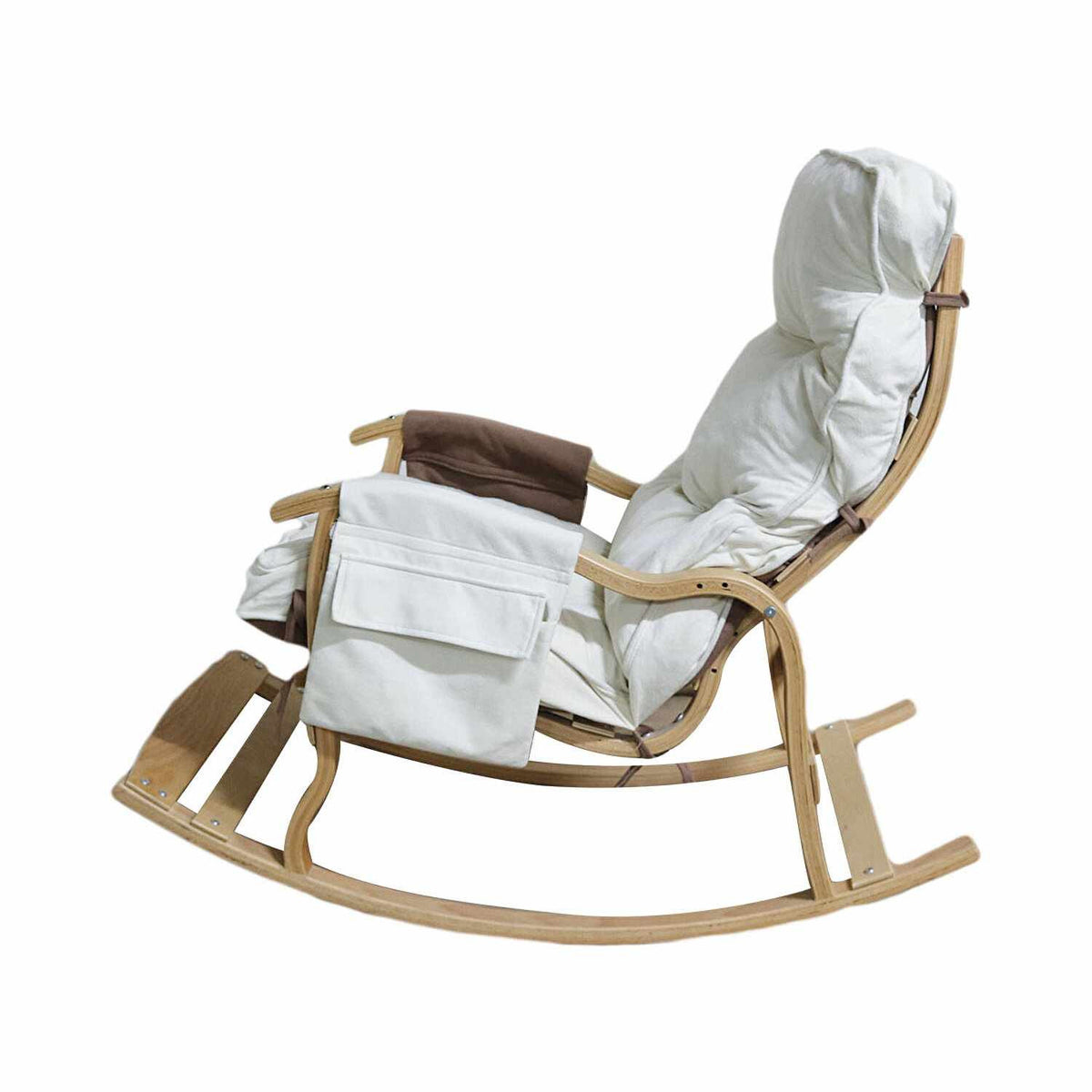 Foto des Mosso Schaukelstuhls von Hanah Home in Braun/Creme, Gestell aus Hainbuchen-Sperrholz, Sitzfläche mit Schaumstoffpolsterung und Polyesterbezug.