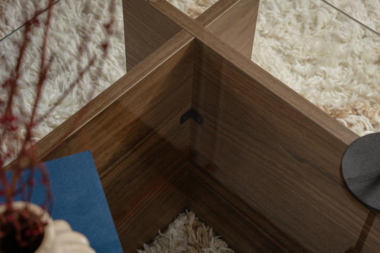 Entdecken Sie den Vetrino Sofatisch aus Walnuss von Nordure – ein stilvolles Möbelstück, das Eleganz und Funktionalität in Ihr Zuhause bringt.