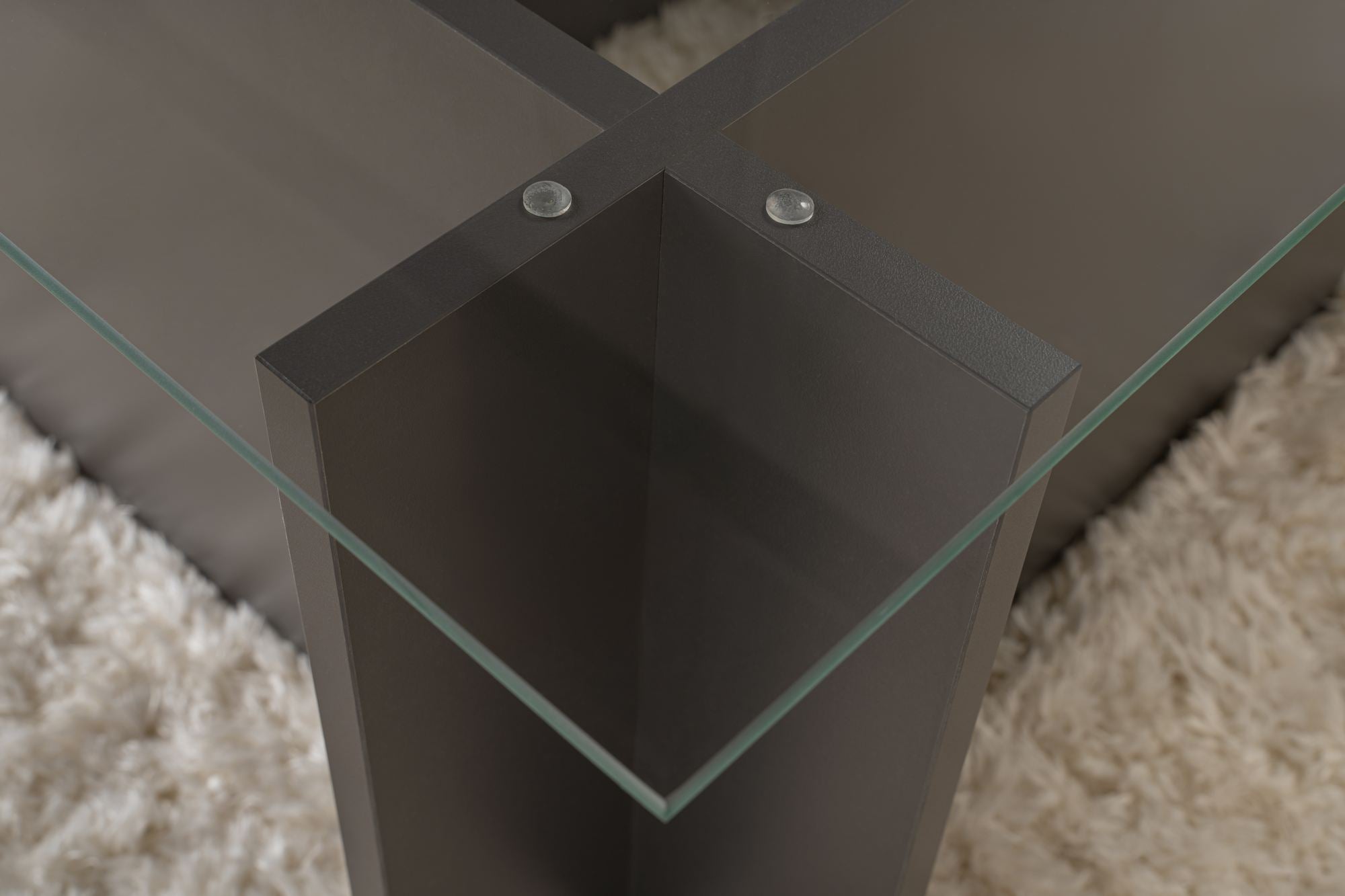 Erleben Sie den Vetrino Sofatisch in stilvollem Anthrazit – ein elegantes, minimalistisches Möbelstück aus 100% gehärtetem Glas, das Ihr Zuhause aufwertet.