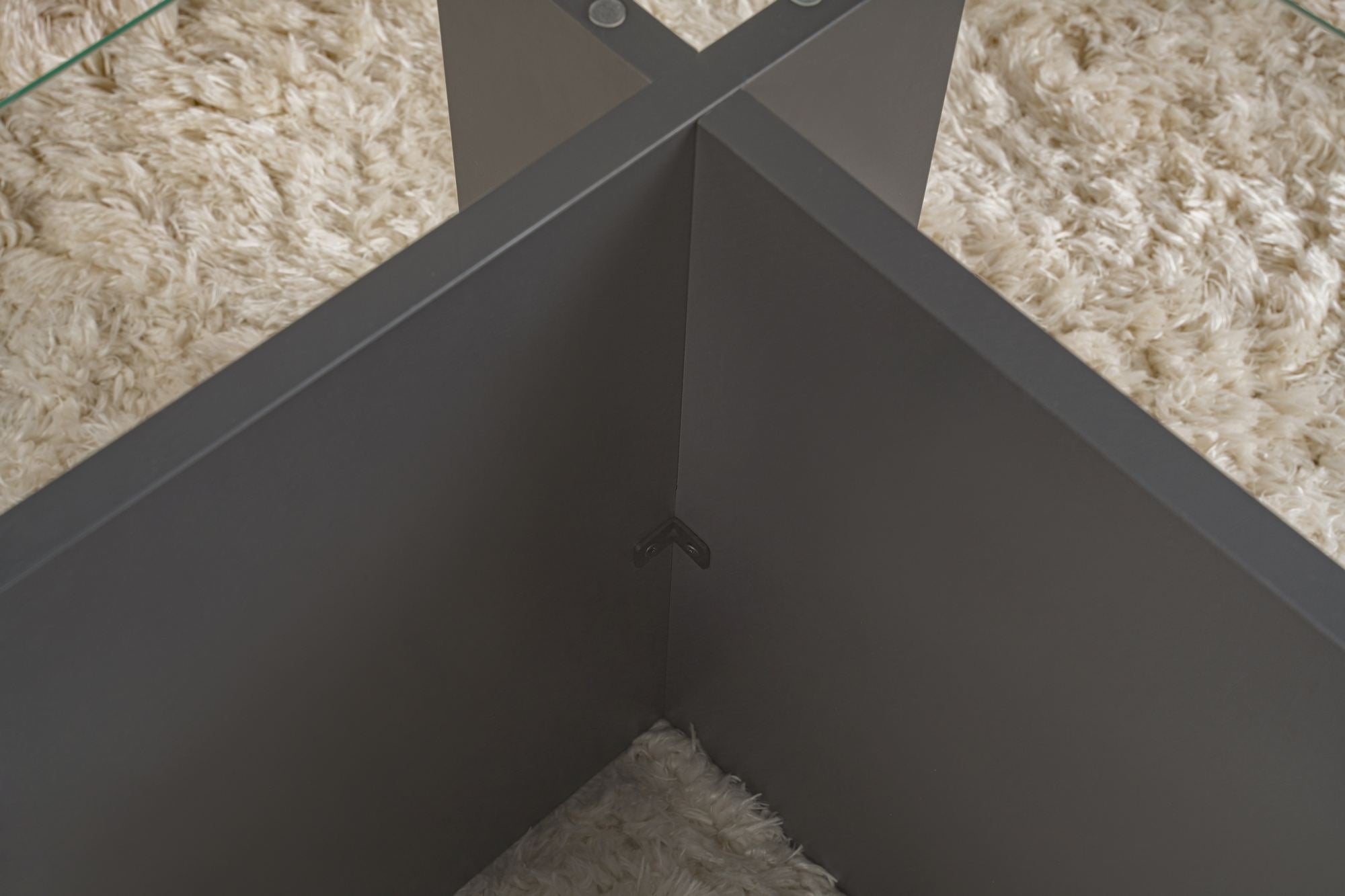 Entdecken Sie den Vetrino Sofatisch in edlem Anthrazit – ein zeitloses Design aus robustem gehärtetem Glas, das jedem Raum Eleganz verleiht.