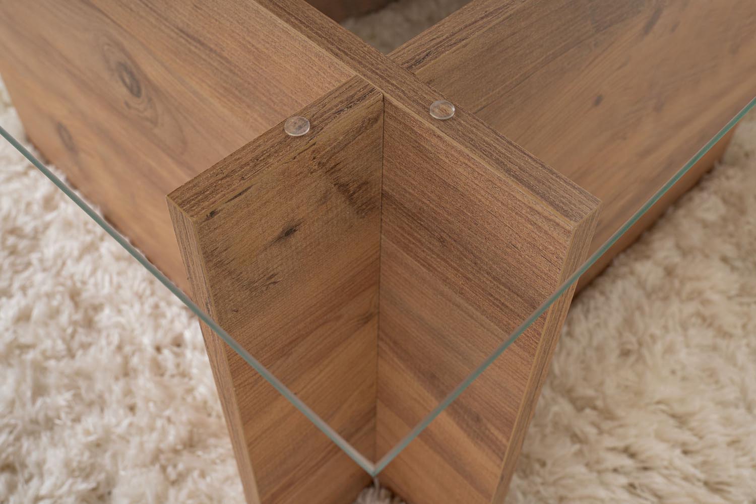 Erleben Sie den Vetrino Sofatisch aus Atlantischer Kiefer – ein stilvolles Design, das Eleganz und Gemütlichkeit in Ihr Wohnzimmer zaubert.